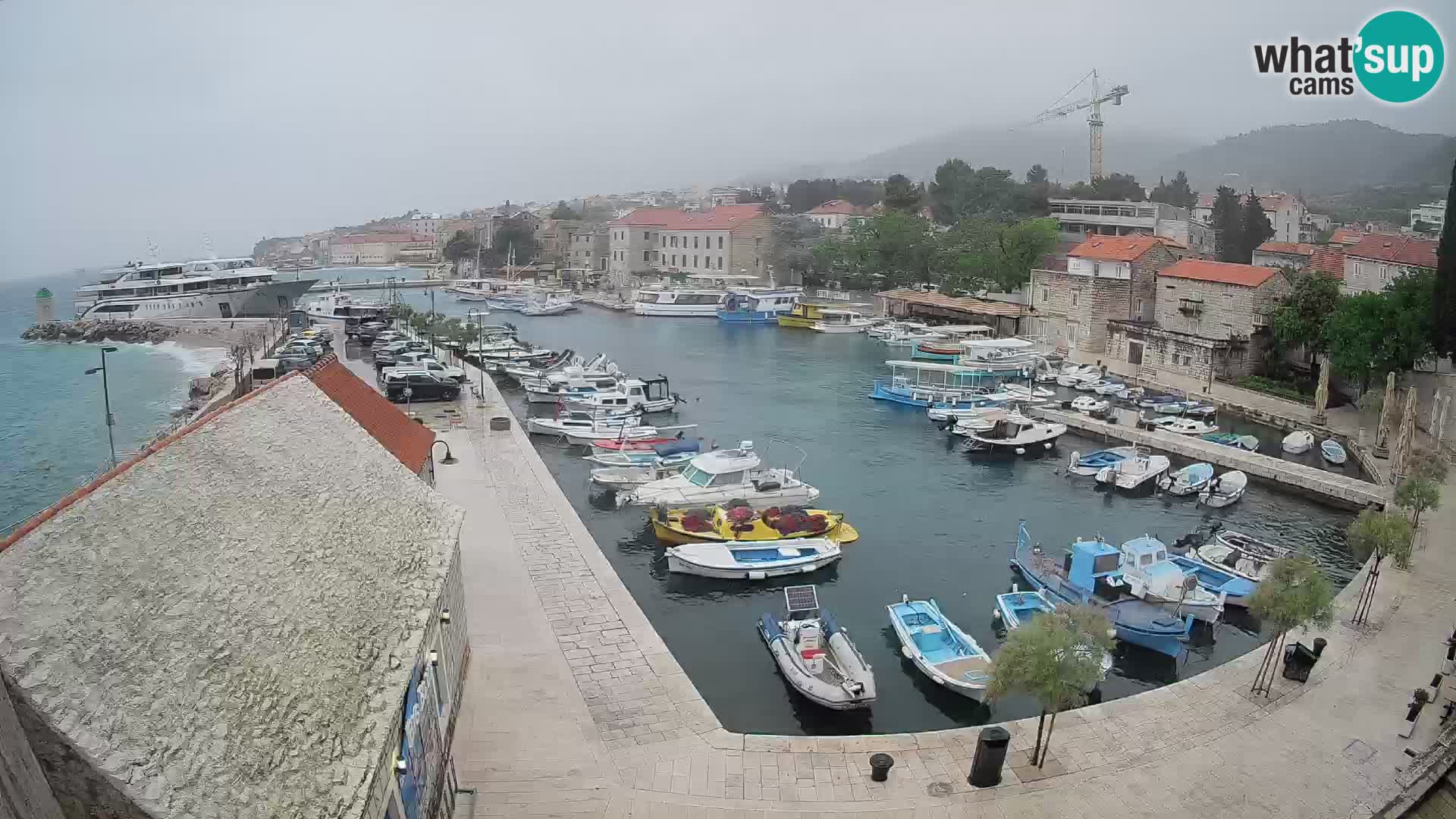 Web kamera Bol Riva – Pogled uživo na luku i marinu
