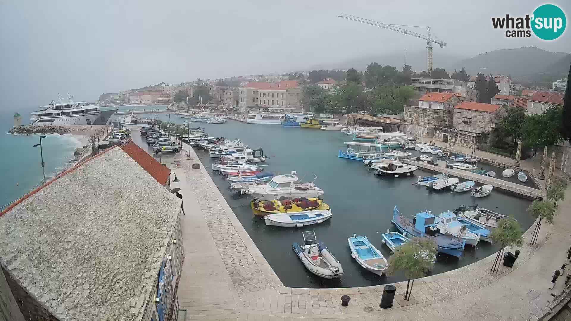 Spletna kamera Bol pristanišče – Pogled v živo na Rivo in marino