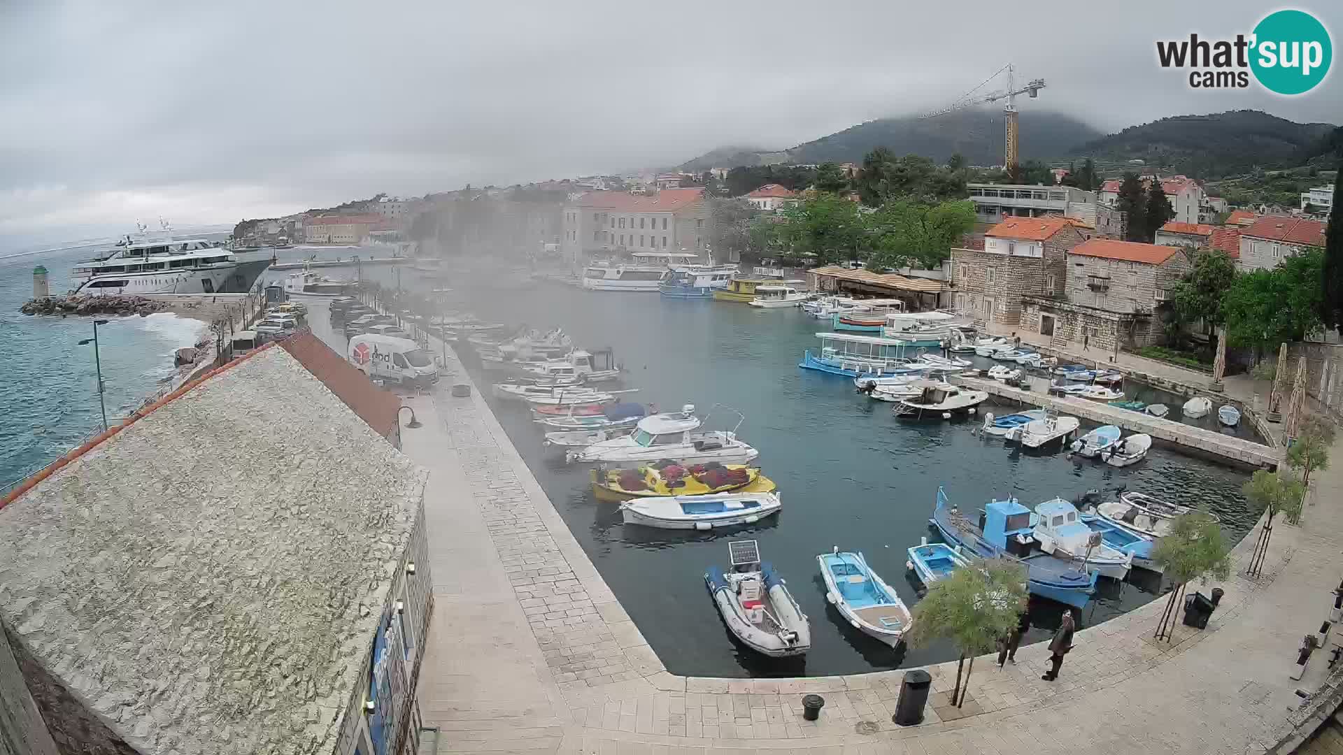 Web kamera Bol Riva – Pogled uživo na luku i marinu
