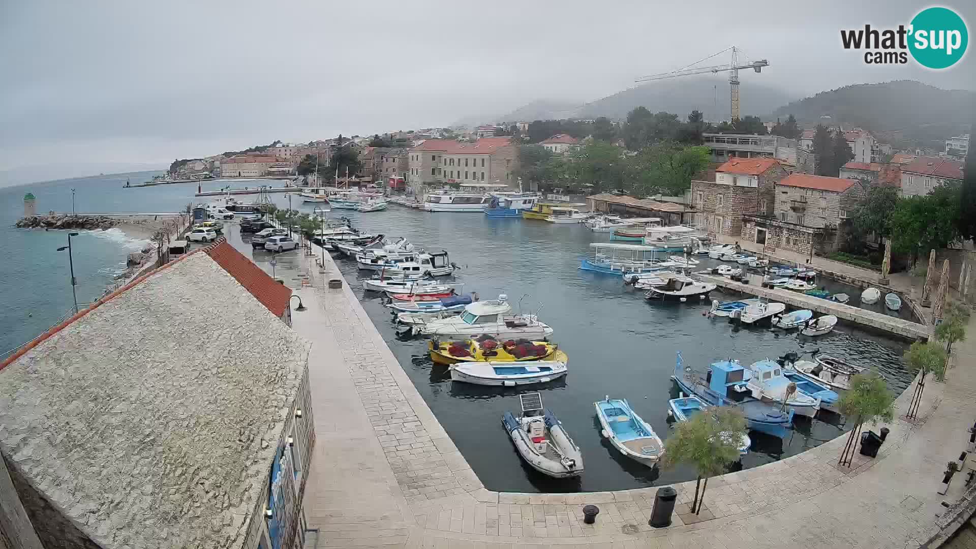 Spletna kamera Bol pristanišče – Pogled v živo na Rivo in marino