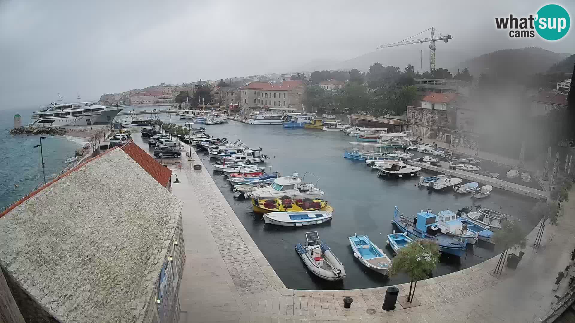 Spletna kamera Bol pristanišče – Pogled v živo na Rivo in marino