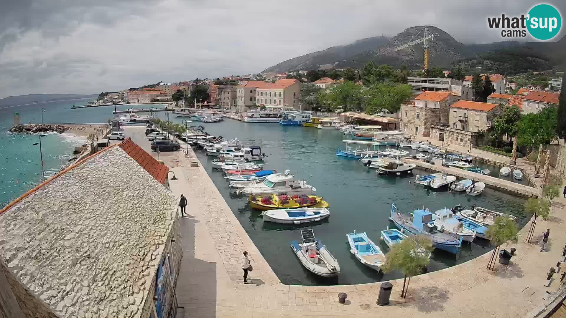 Web kamera Bol Riva – Pogled uživo na luku i marinu