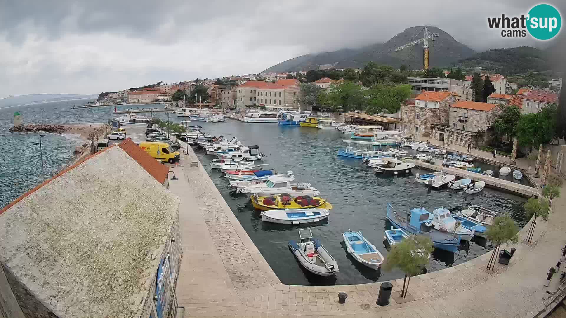 Web kamera Bol Riva – Pogled uživo na luku i marinu