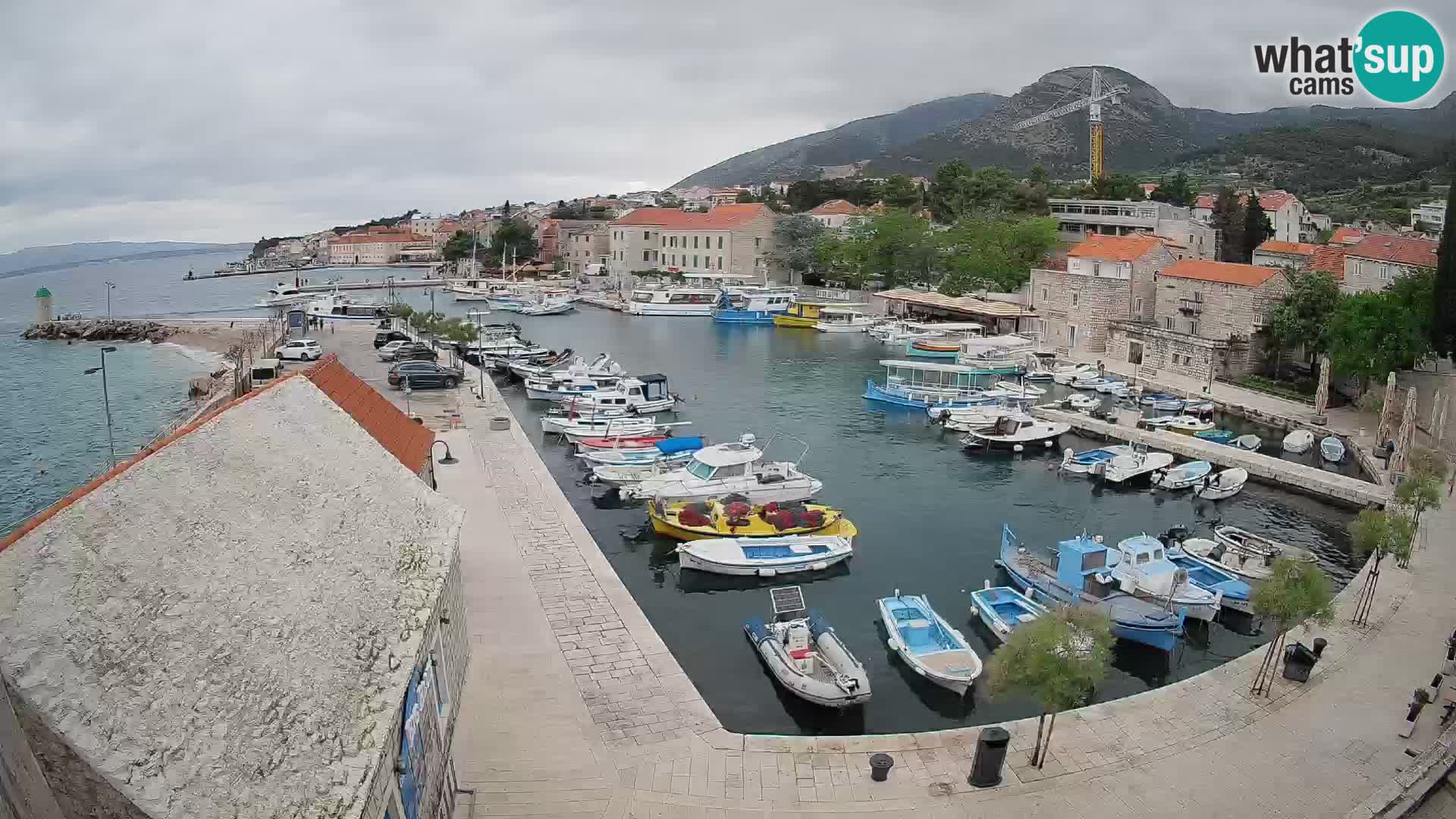 Web kamera Bol Riva – Pogled uživo na luku i marinu