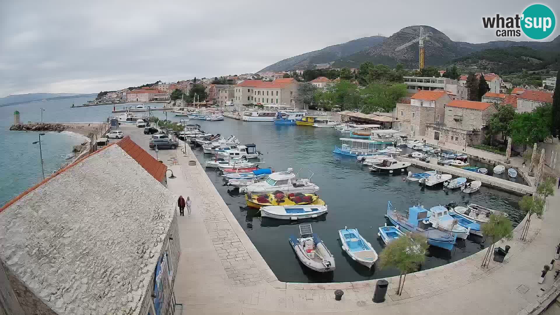 Spletna kamera Bol pristanišče – Pogled v živo na Rivo in marino