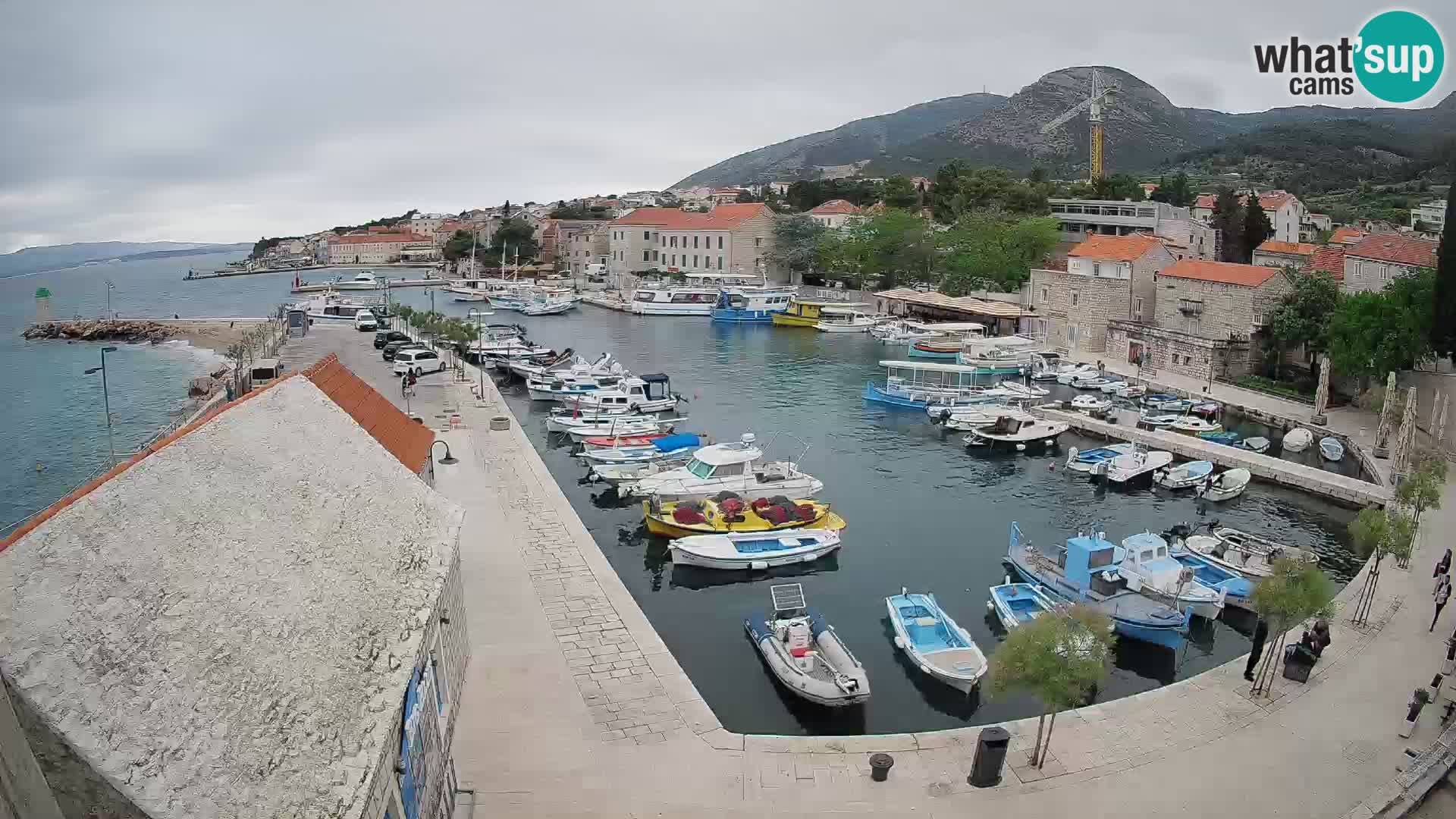 Web kamera Bol Riva – Pogled uživo na luku i marinu