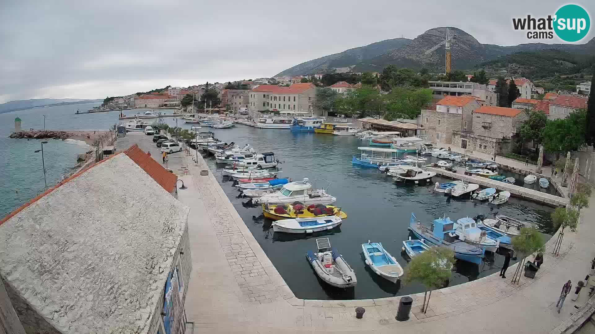 Web kamera Bol Riva – Pogled uživo na luku i marinu
