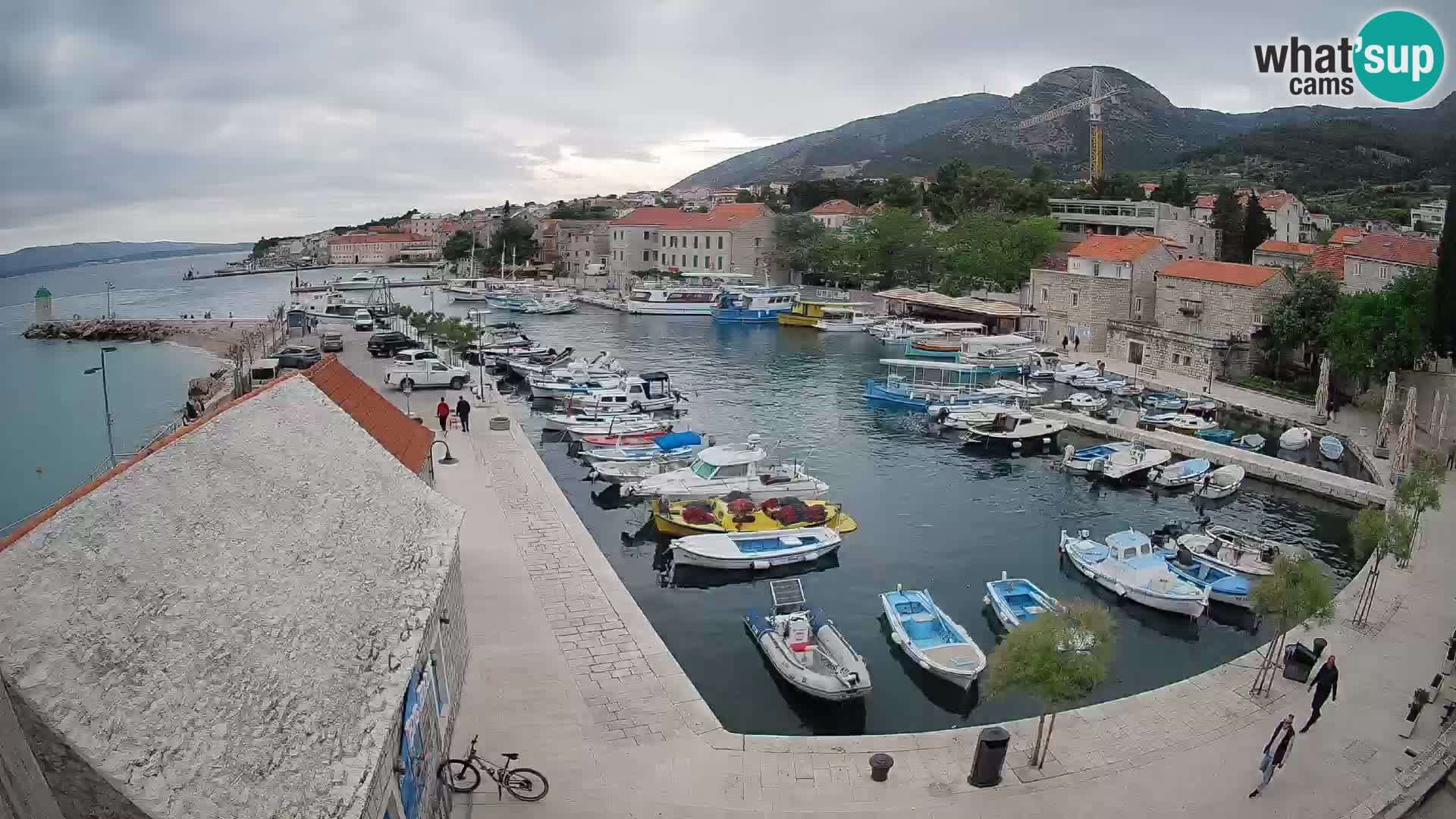 Spletna kamera Bol pristanišče – Pogled v živo na Rivo in marino