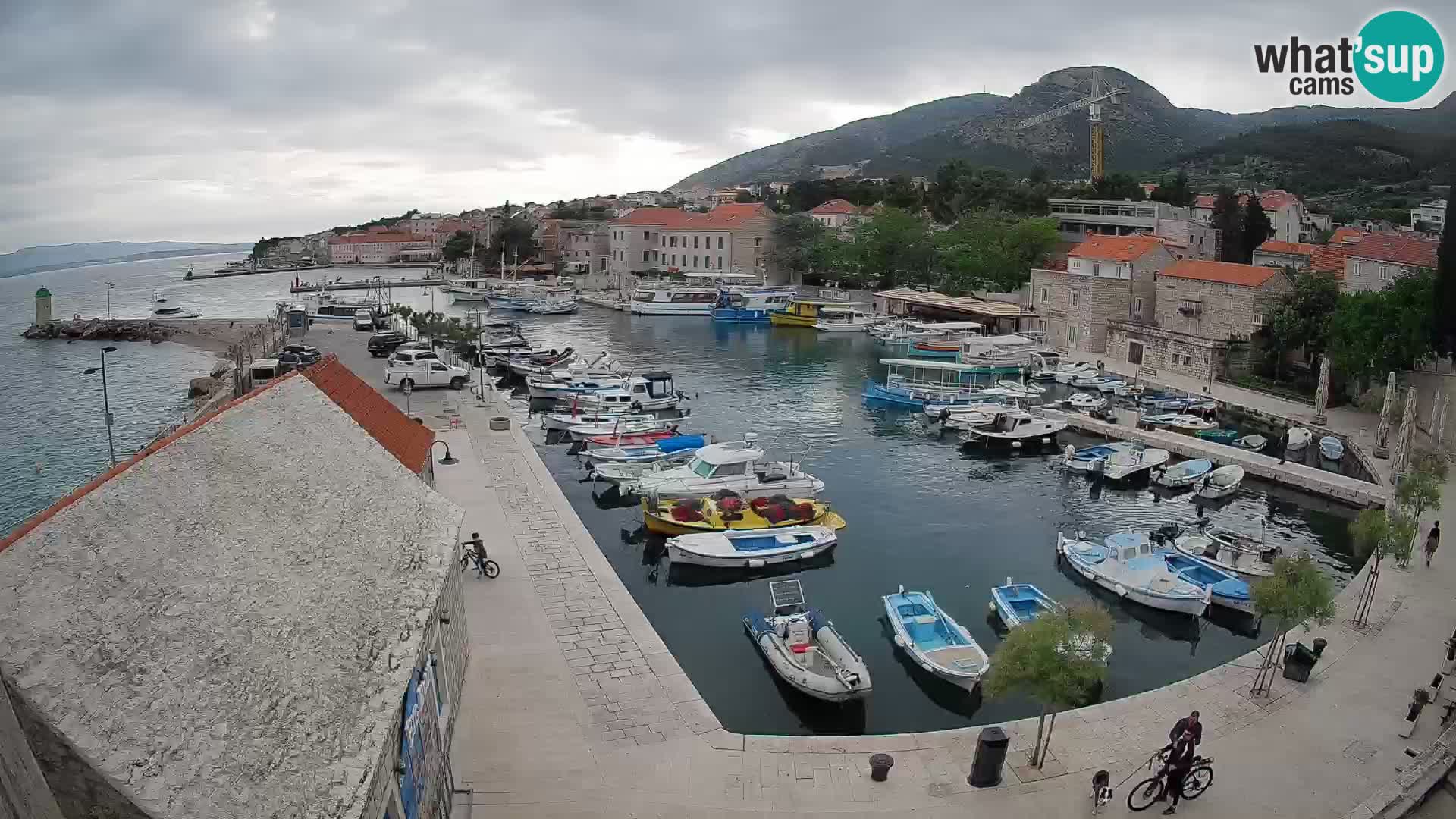 Spletna kamera Bol pristanišče – Pogled v živo na Rivo in marino