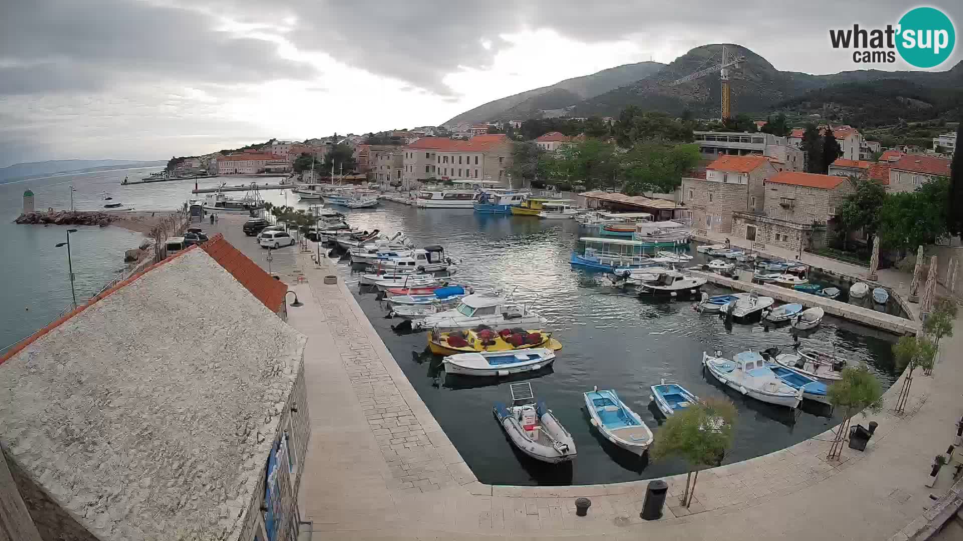 Spletna kamera Bol pristanišče – Pogled v živo na Rivo in marino