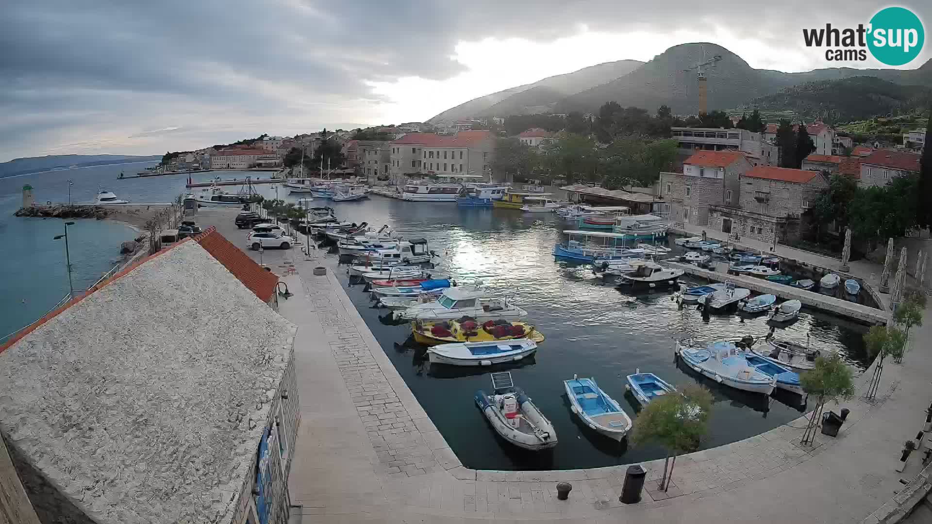 Web kamera Bol Riva – Pogled uživo na luku i marinu