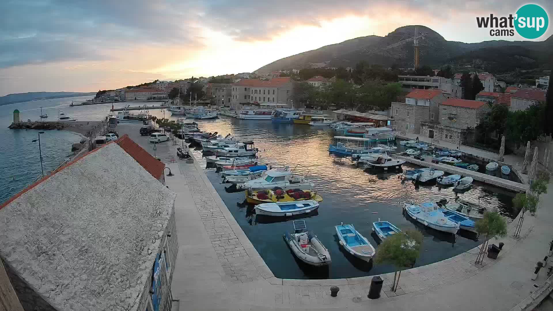 Web kamera Bol Riva – Pogled uživo na luku i marinu