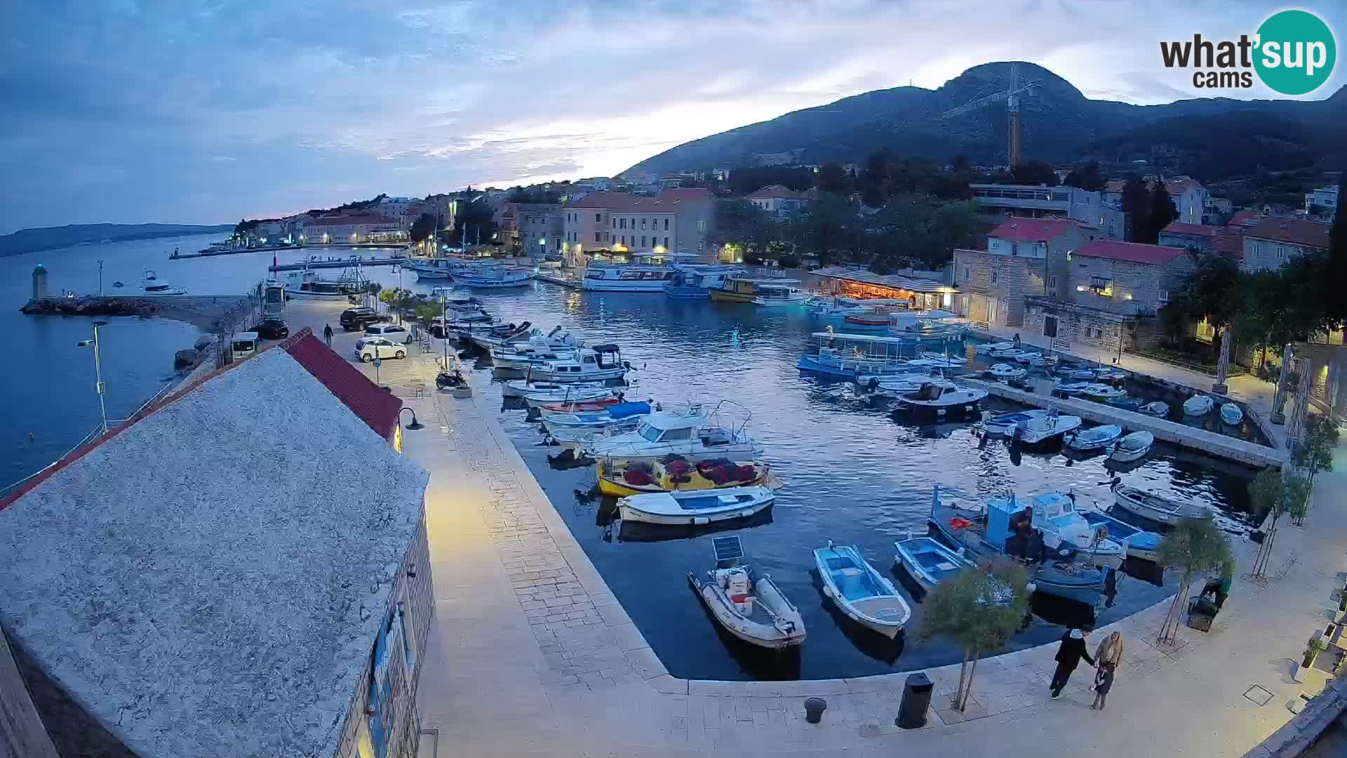 Spletna kamera Bol pristanišče – Pogled v živo na Rivo in marino