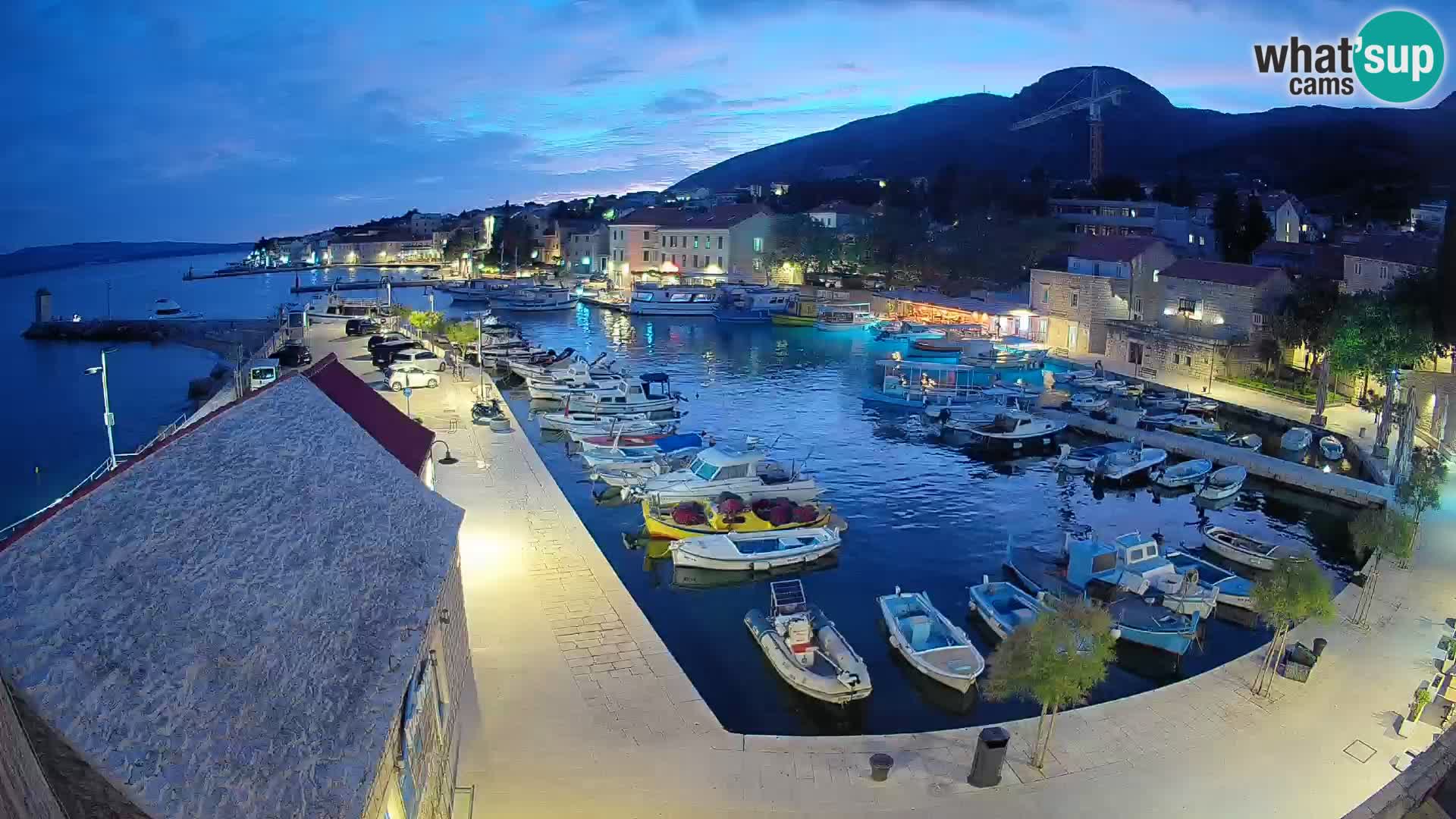 Spletna kamera Bol pristanišče – Pogled v živo na Rivo in marino