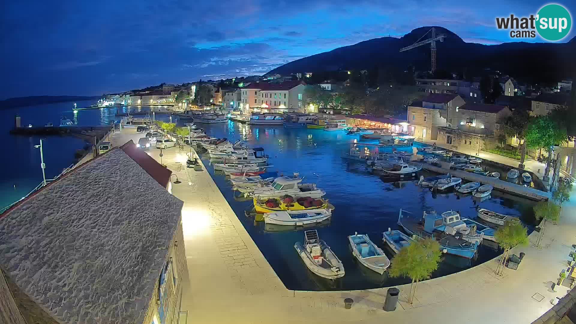 Web kamera Bol Riva – Pogled uživo na luku i marinu