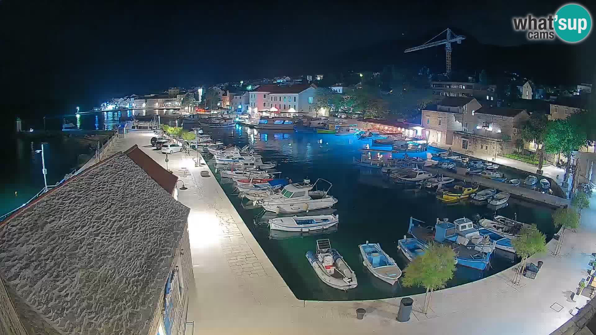 Spletna kamera Bol pristanišče – Pogled v živo na Rivo in marino