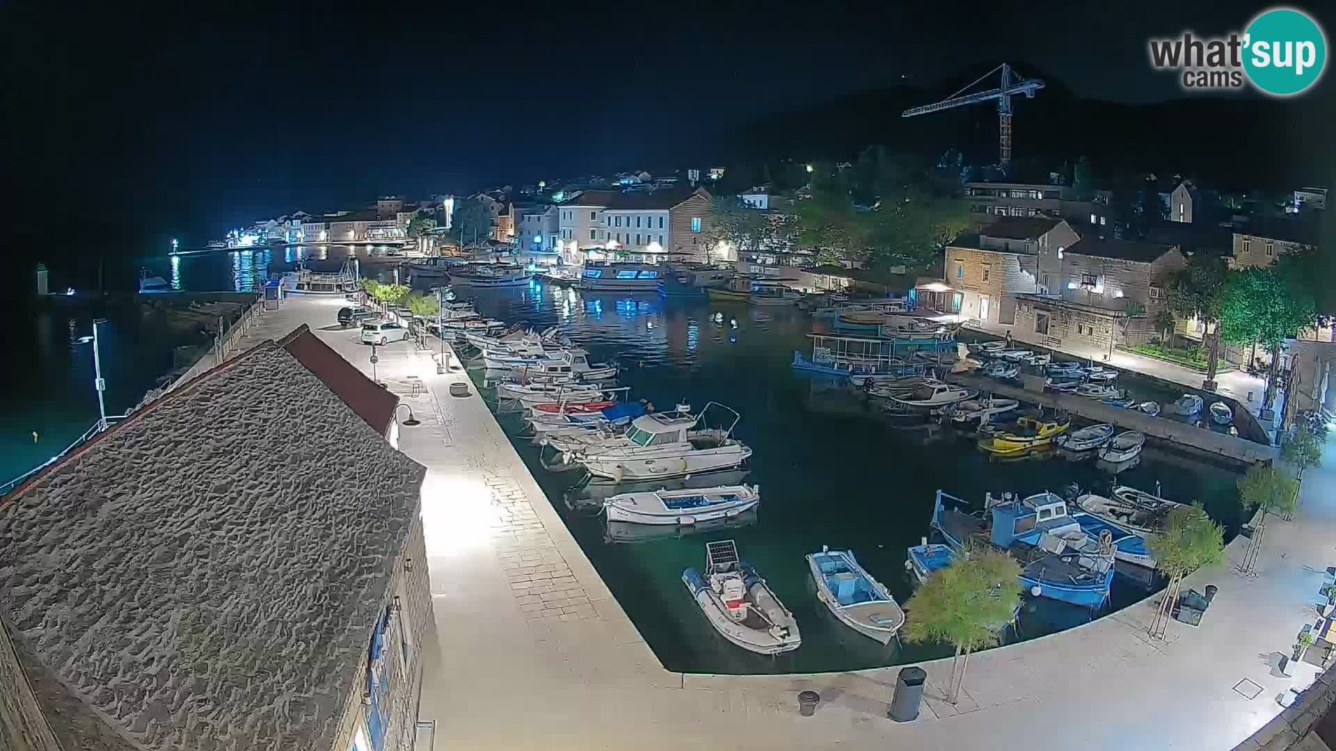 Web kamera Bol Riva – Pogled uživo na luku i marinu