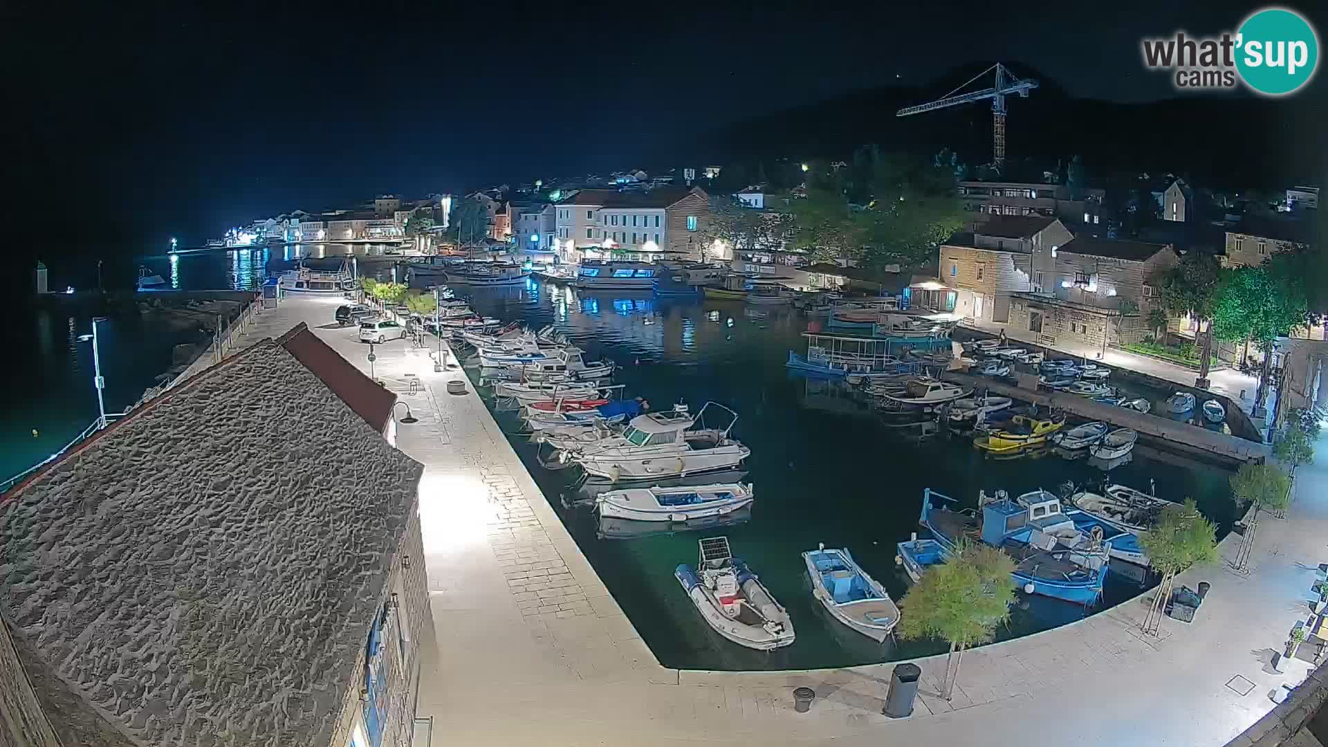 Web kamera Bol Riva – Pogled uživo na luku i marinu