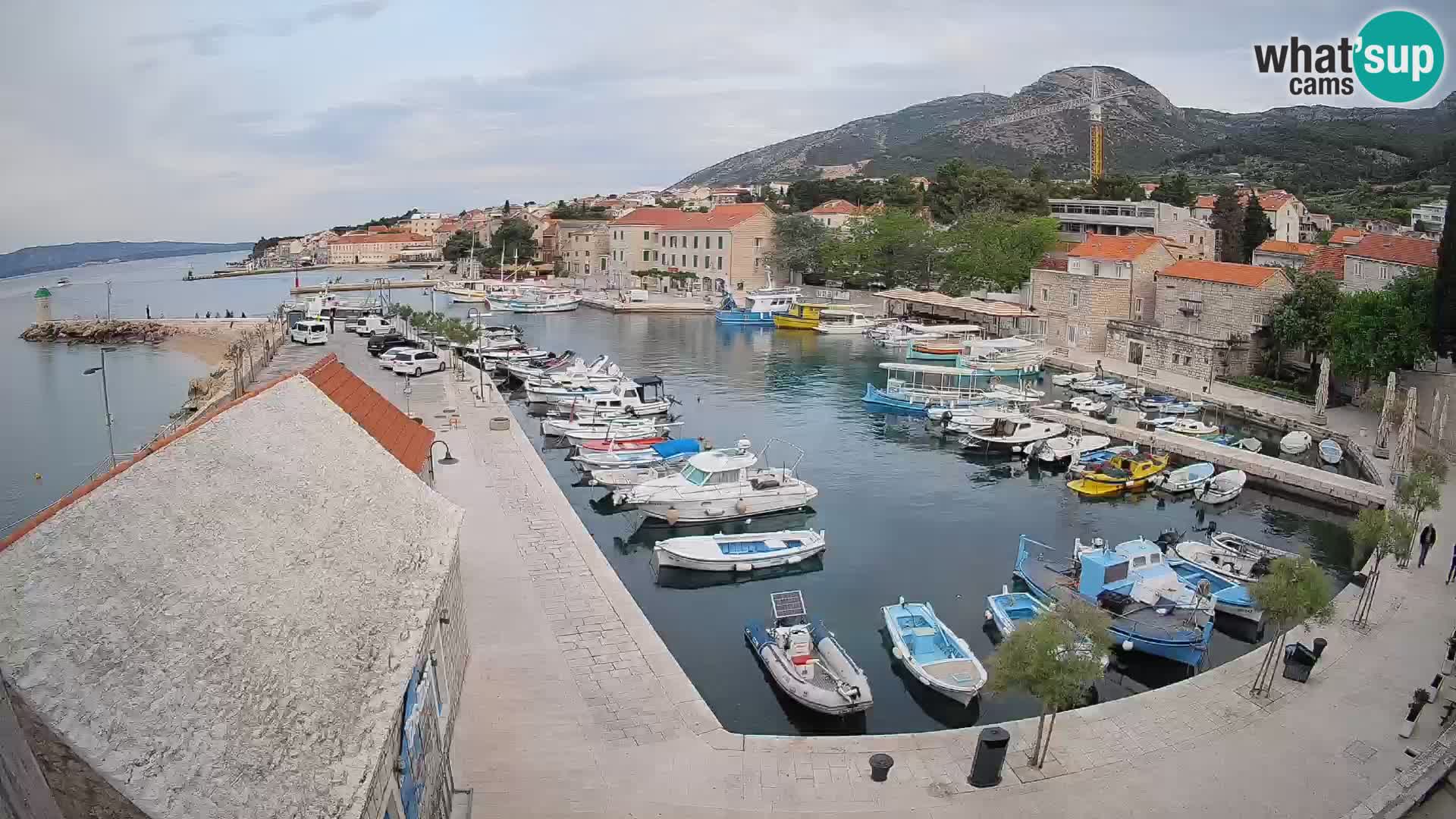 Web kamera Bol Riva – Pogled uživo na luku i marinu