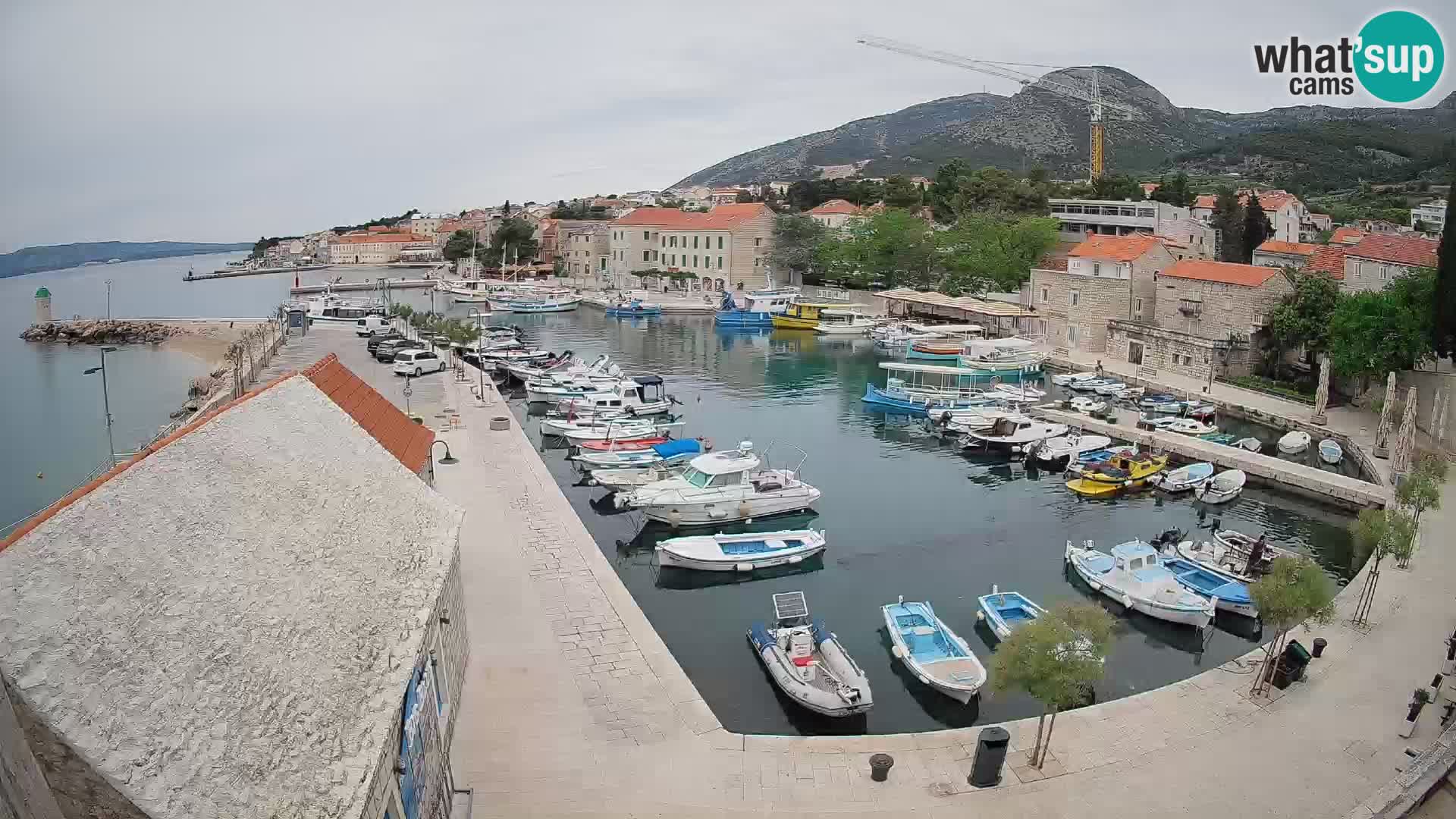 Web kamera Bol Riva – Pogled uživo na luku i marinu