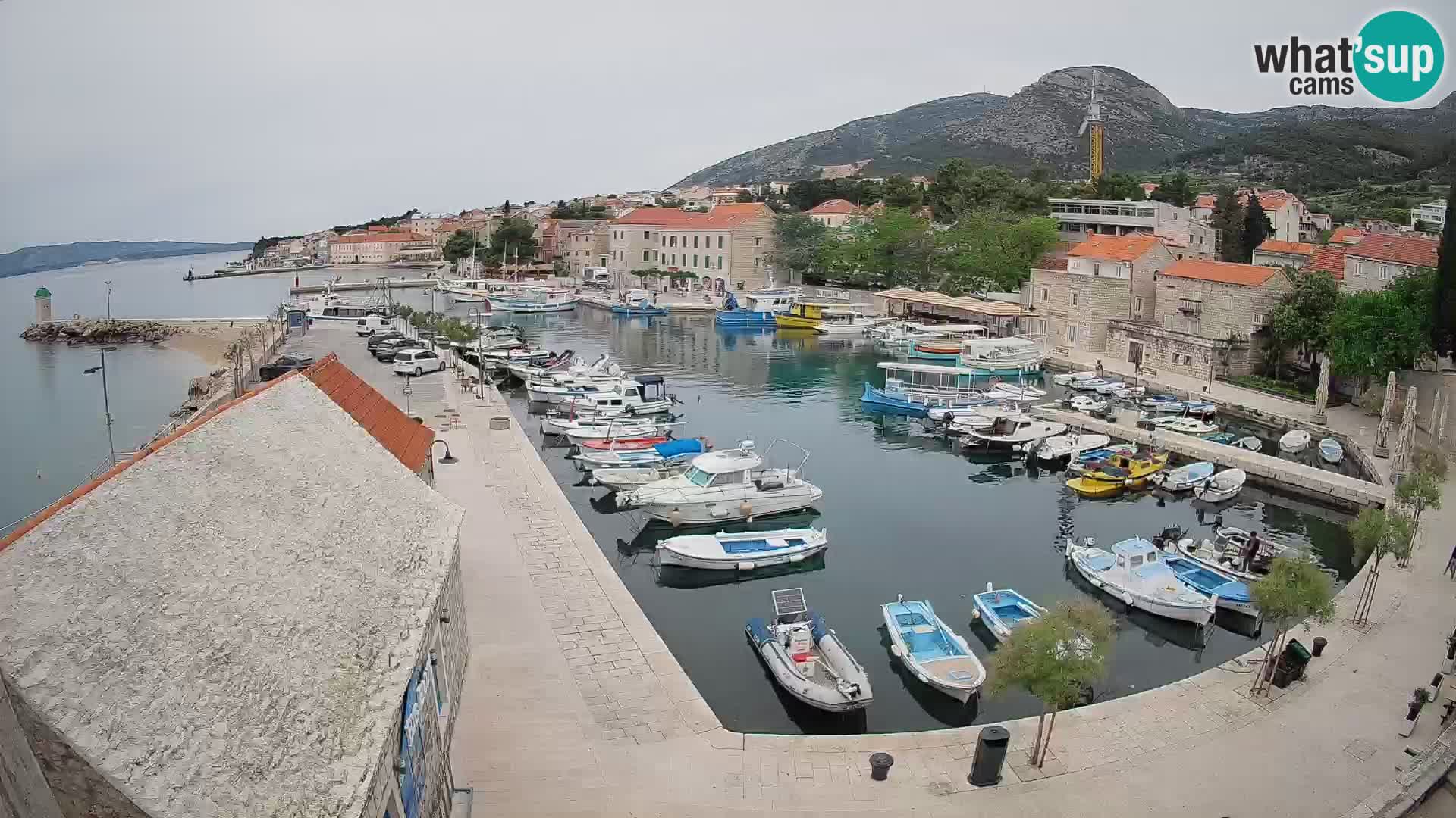 Spletna kamera Bol pristanišče – Pogled v živo na Rivo in marino