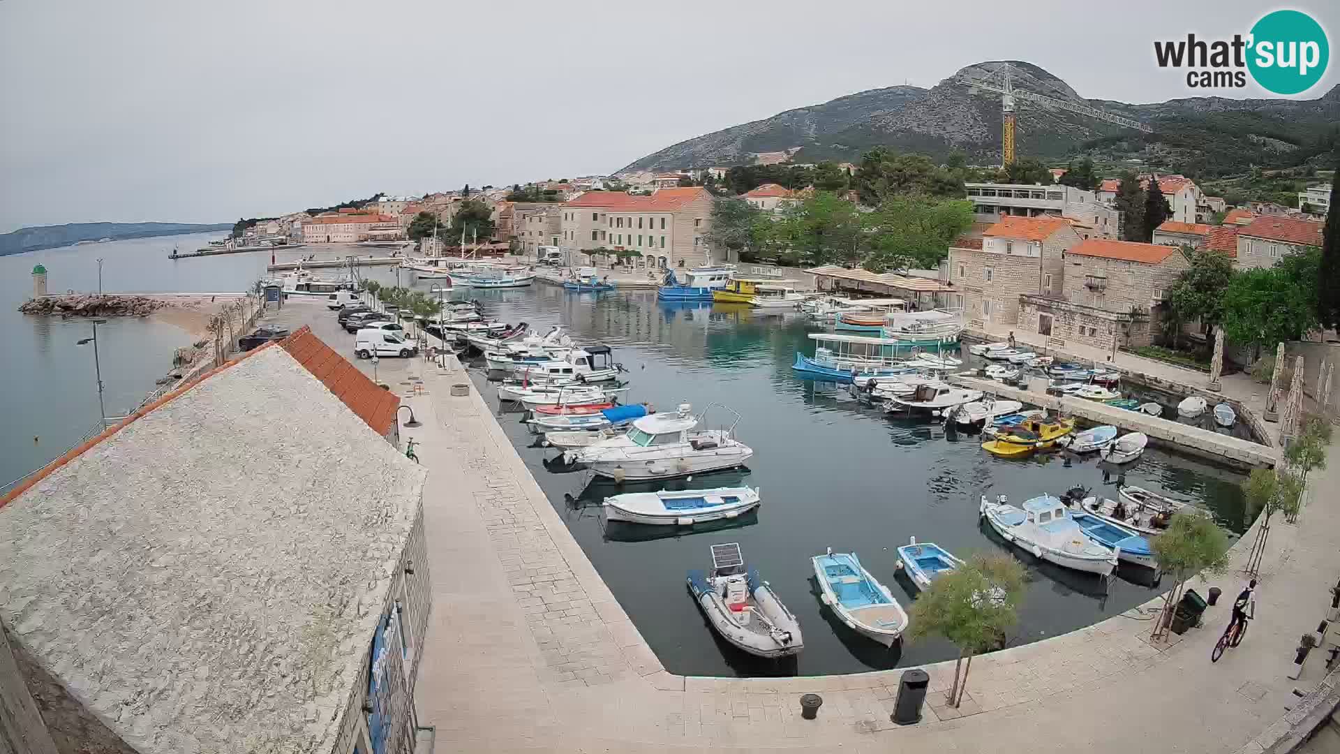 Web kamera Bol Riva – Pogled uživo na luku i marinu
