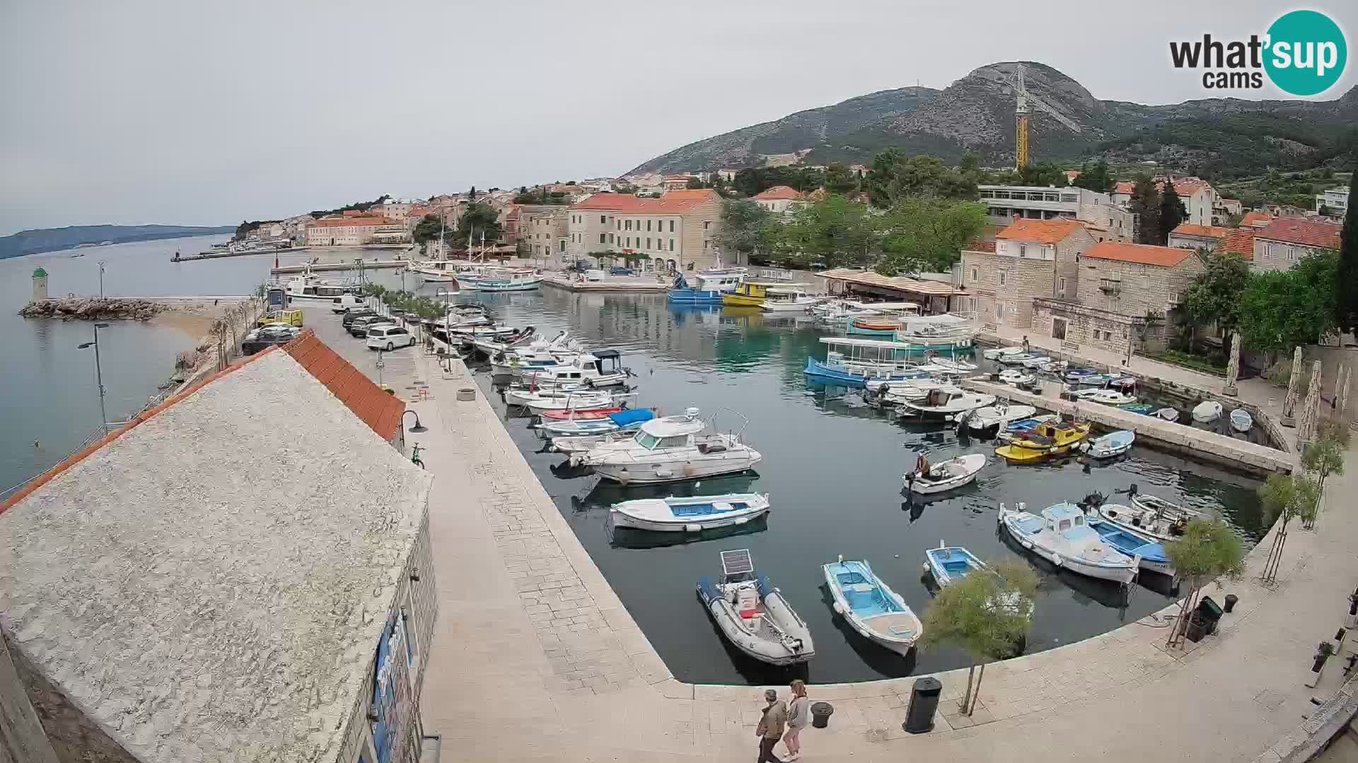 Spletna kamera Bol pristanišče – Pogled v živo na Rivo in marino