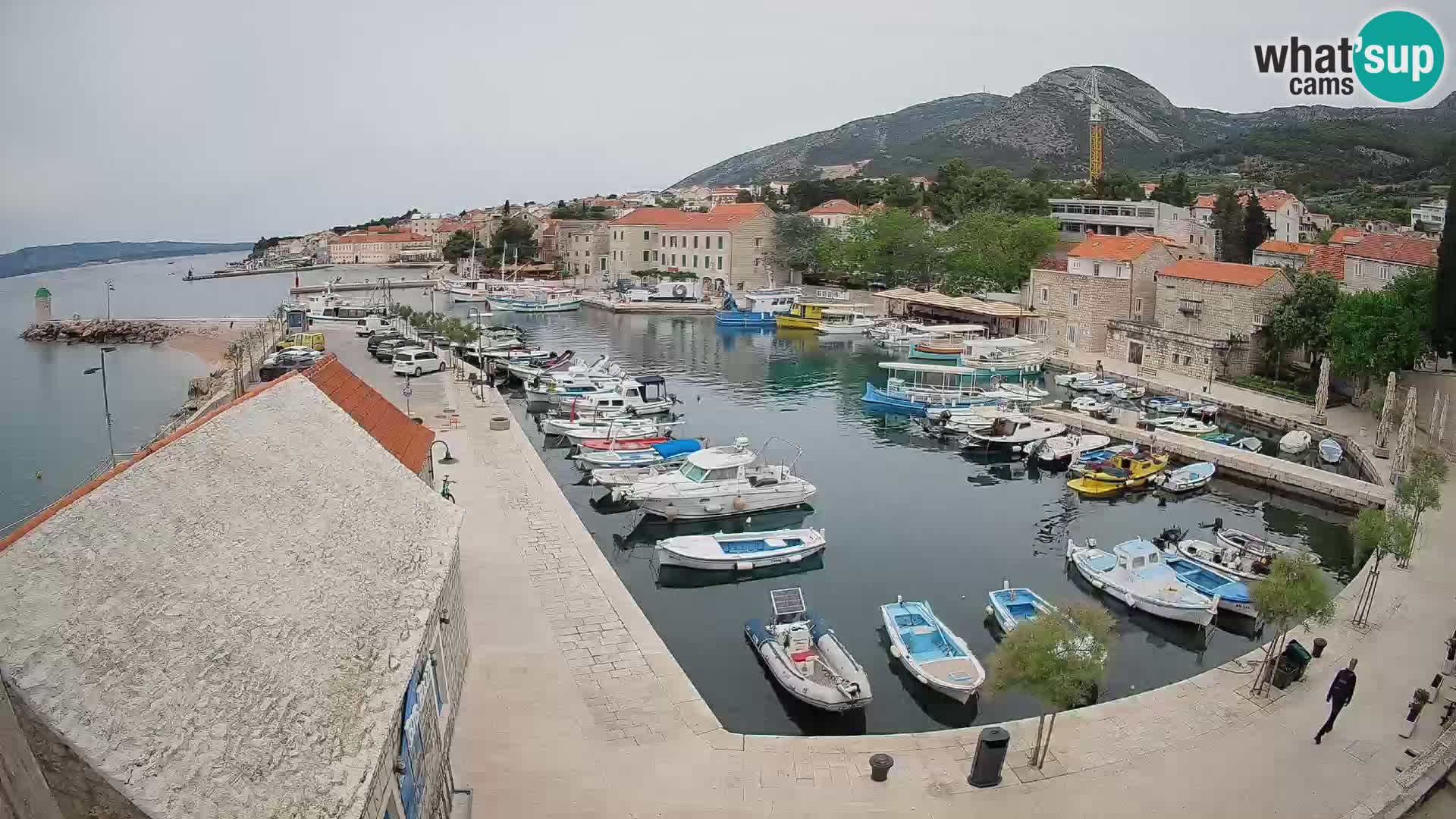 Spletna kamera Bol pristanišče – Pogled v živo na Rivo in marino