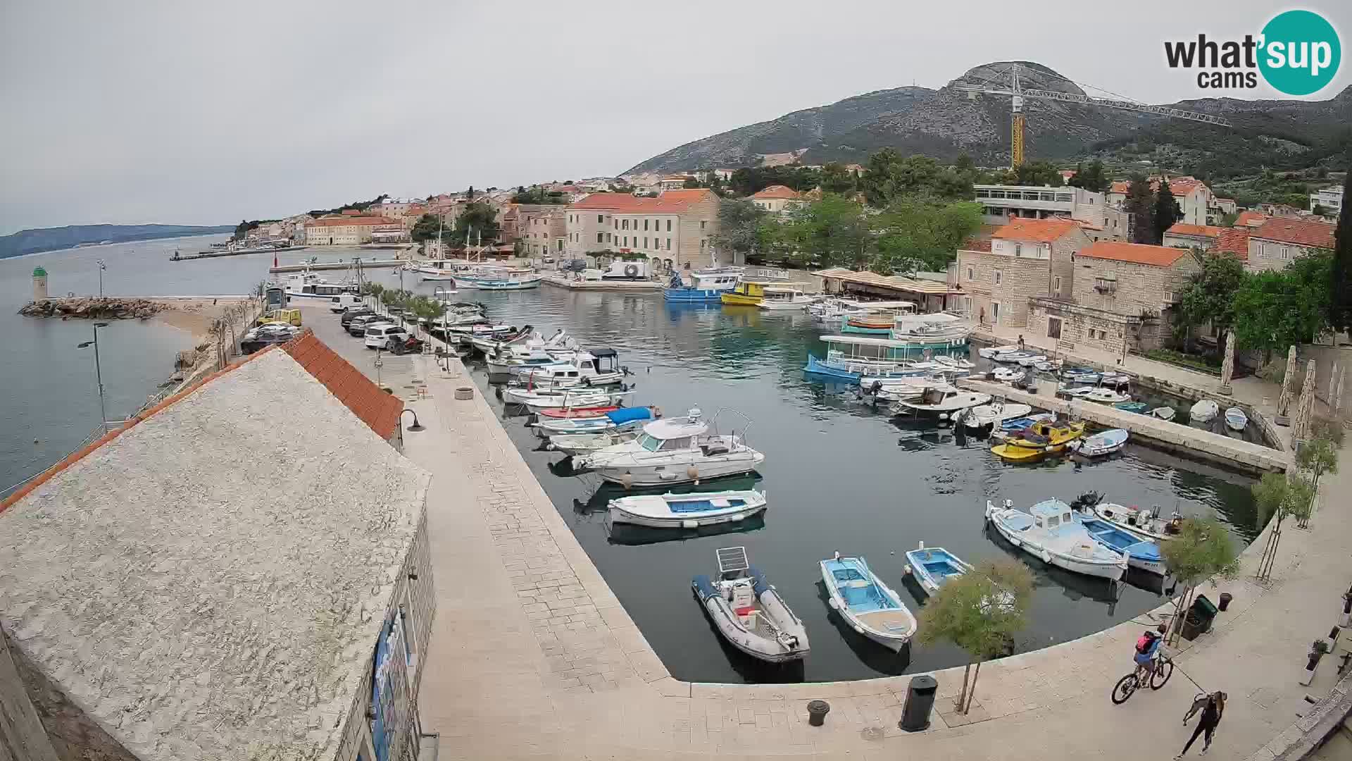 Spletna kamera Bol pristanišče – Pogled v živo na Rivo in marino