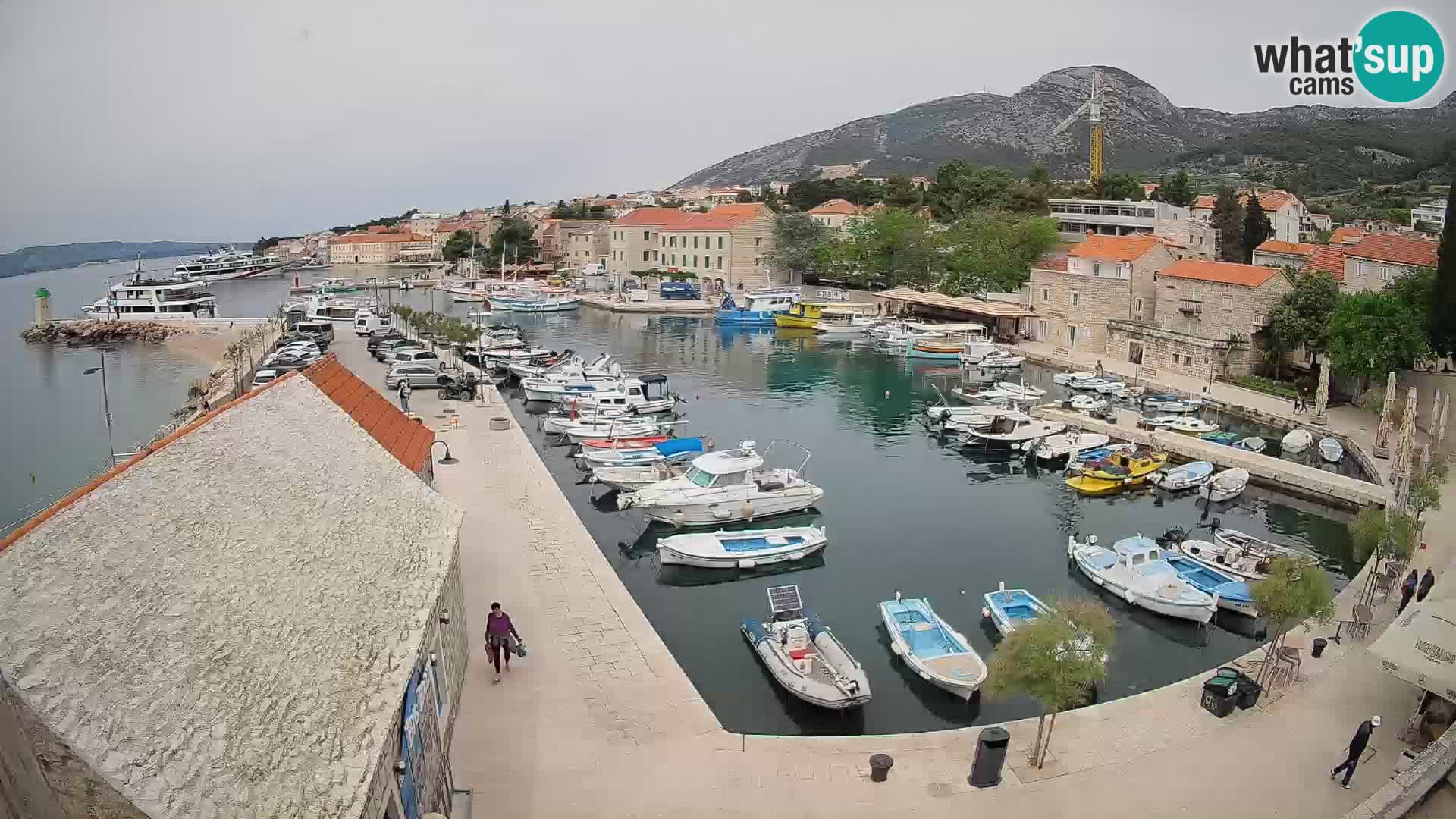 Spletna kamera Bol pristanišče – Pogled v živo na Rivo in marino