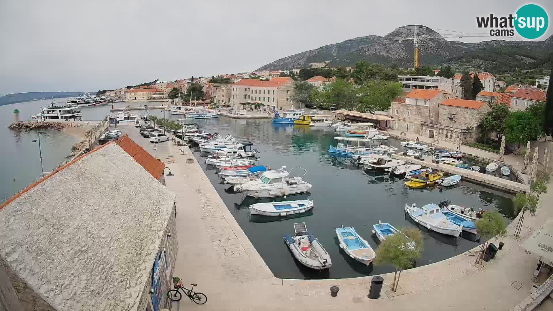 Spletna kamera Bol pristanišče – Pogled v živo na Rivo in marino