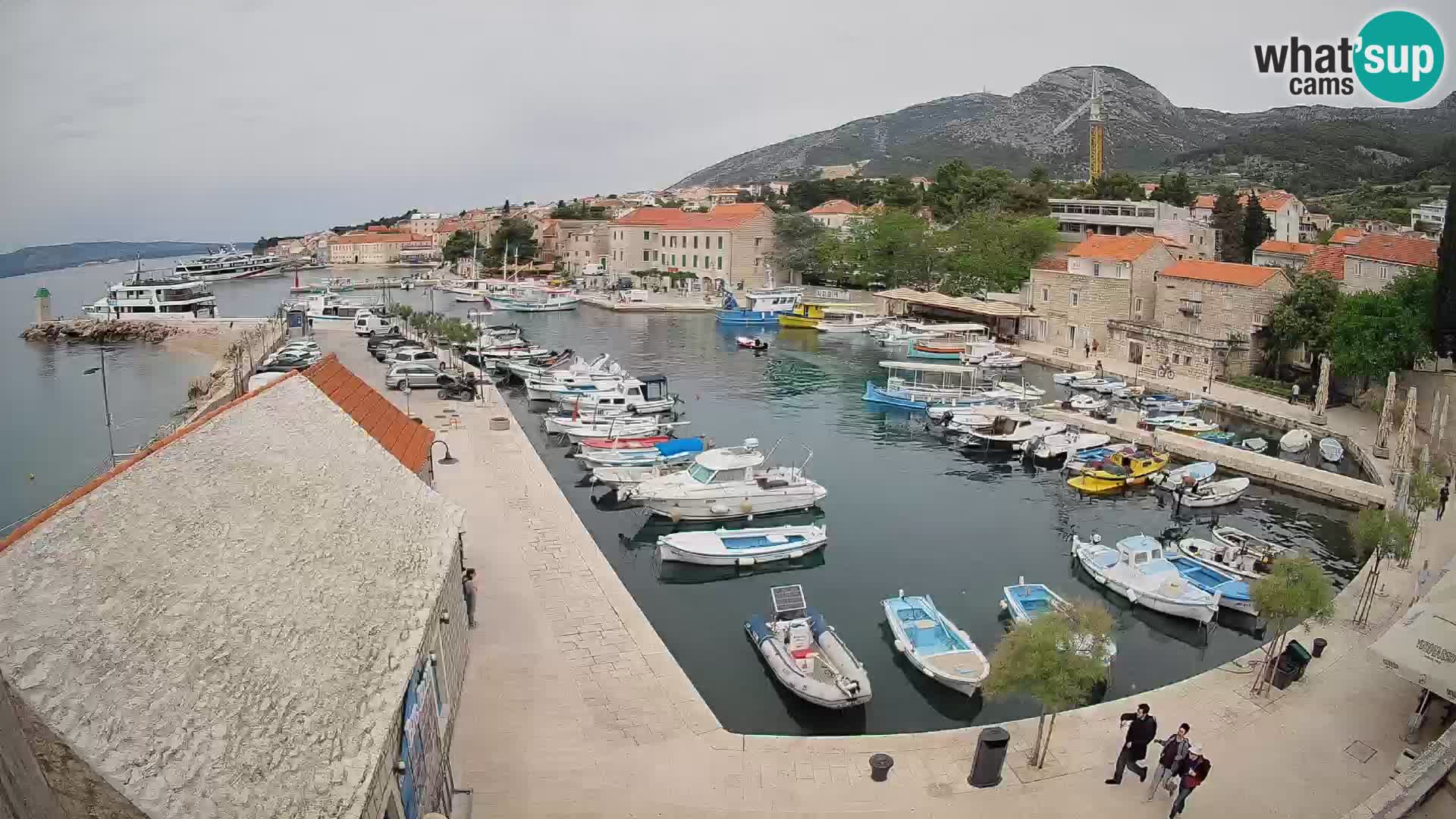 Web kamera Bol Riva – Pogled uživo na luku i marinu