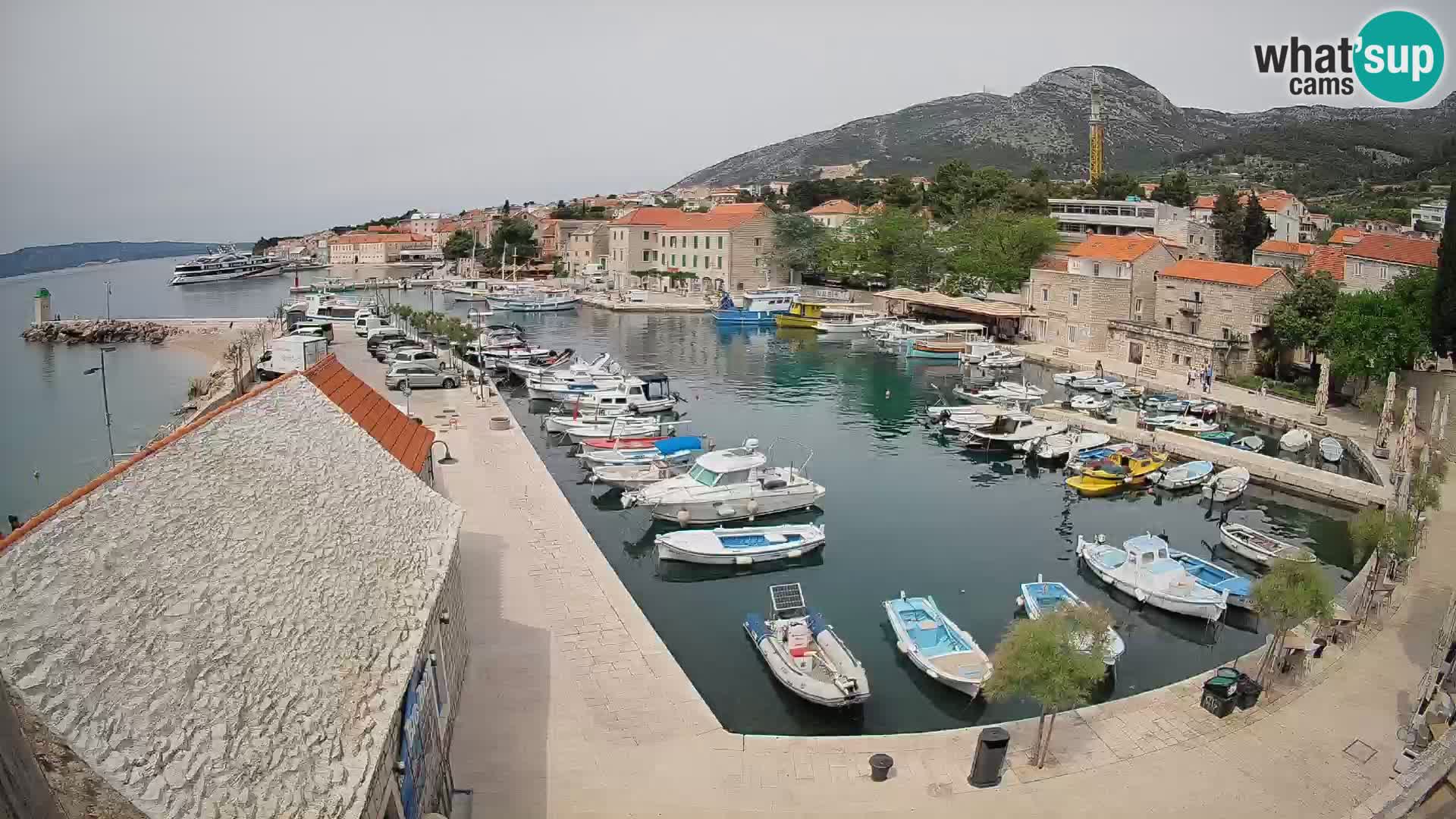 Web kamera Bol Riva – Pogled uživo na luku i marinu
