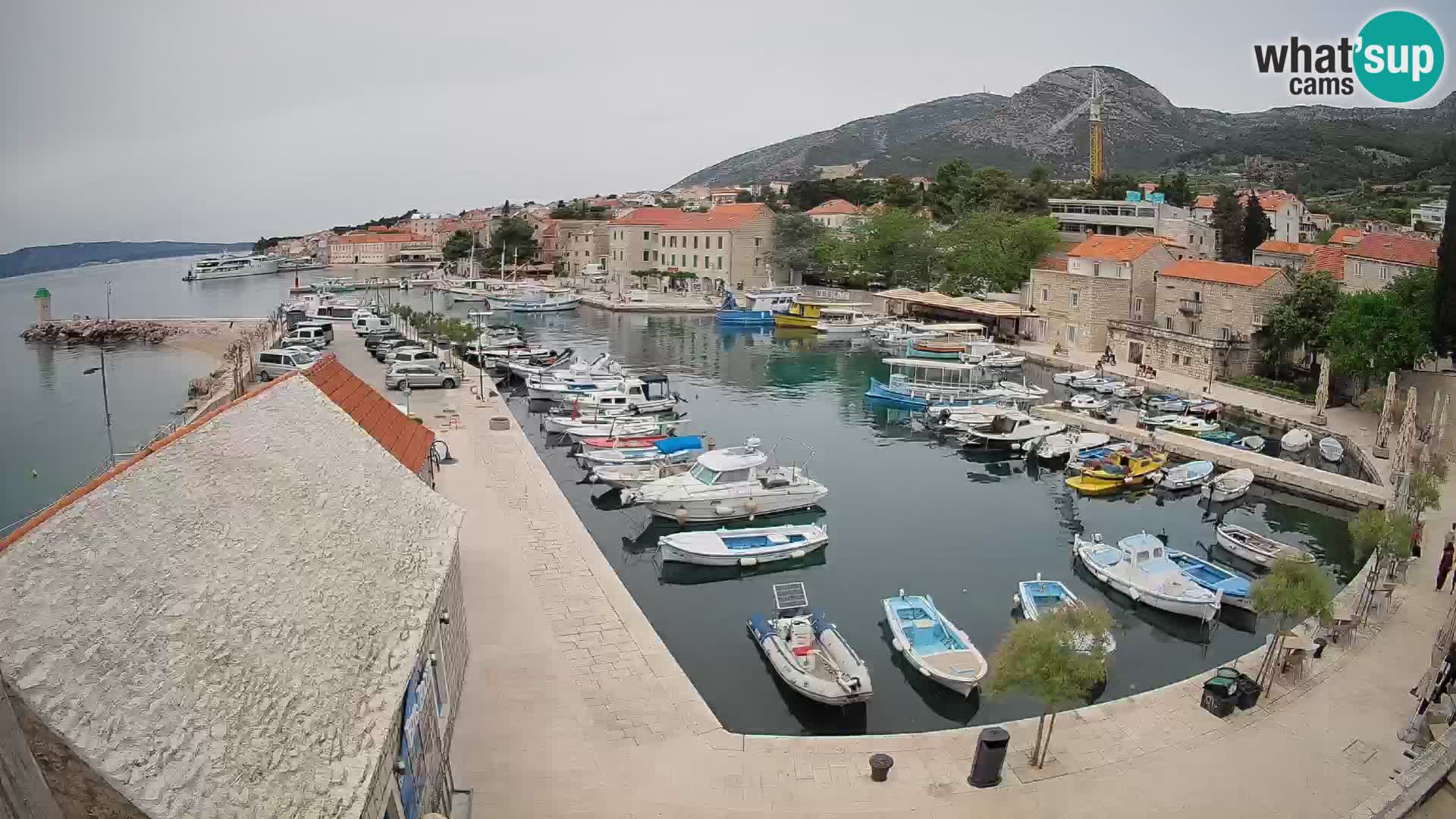 Spletna kamera Bol pristanišče – Pogled v živo na Rivo in marino