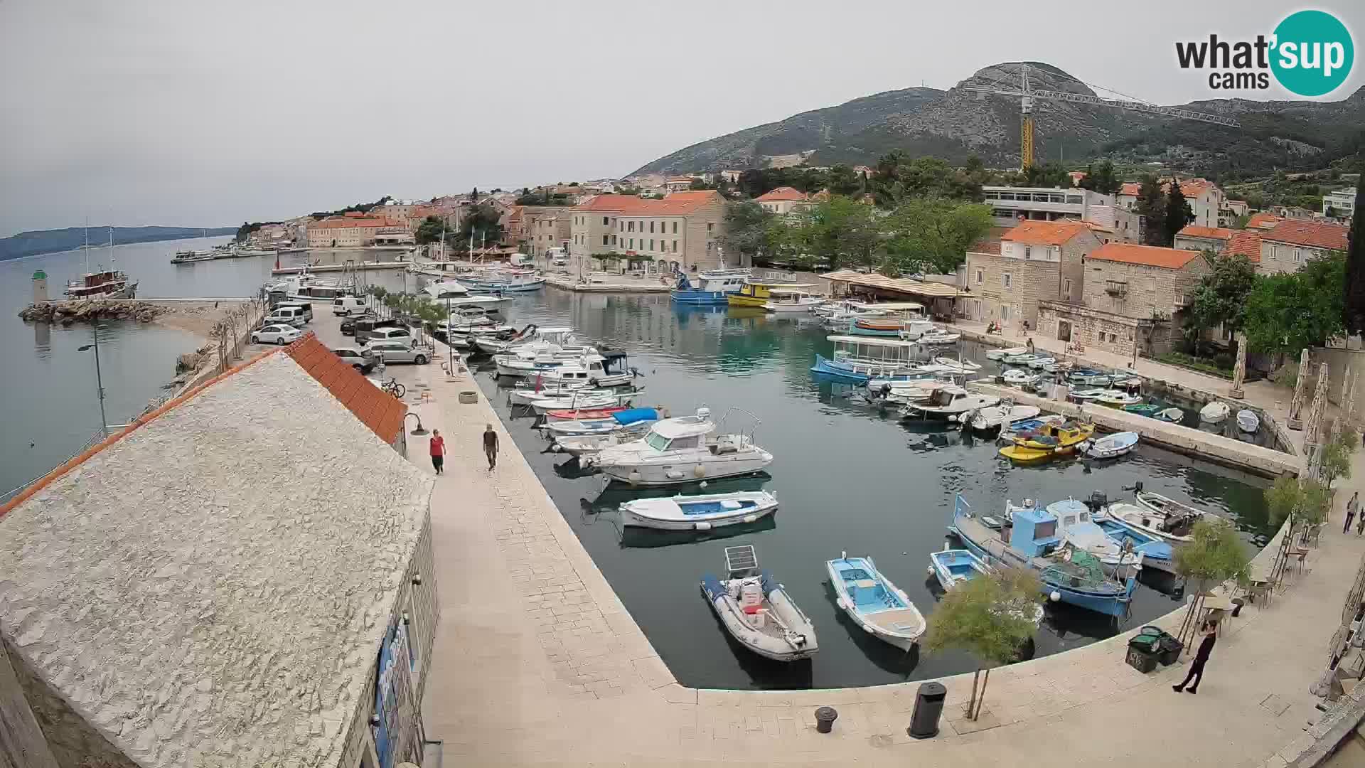 Web kamera Bol Riva – Pogled uživo na luku i marinu