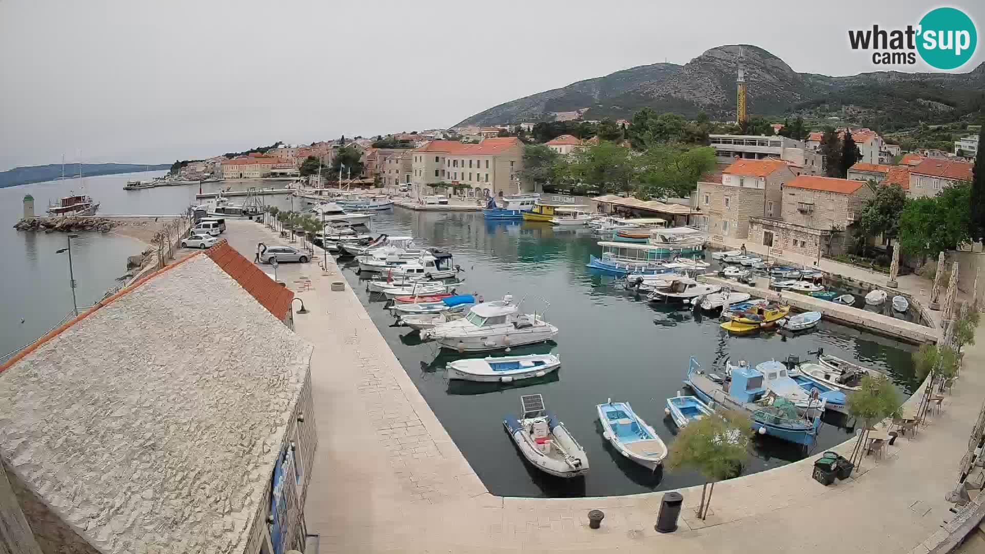 Web kamera Bol Riva – Pogled uživo na luku i marinu