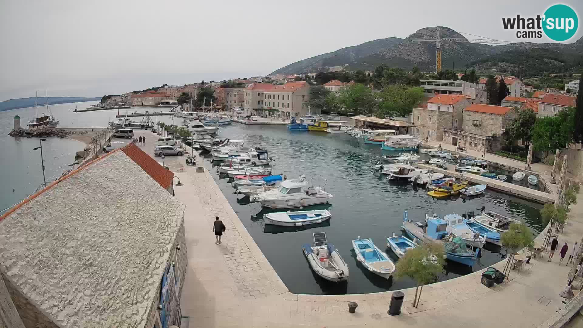 Web kamera Bol Riva – Pogled uživo na luku i marinu