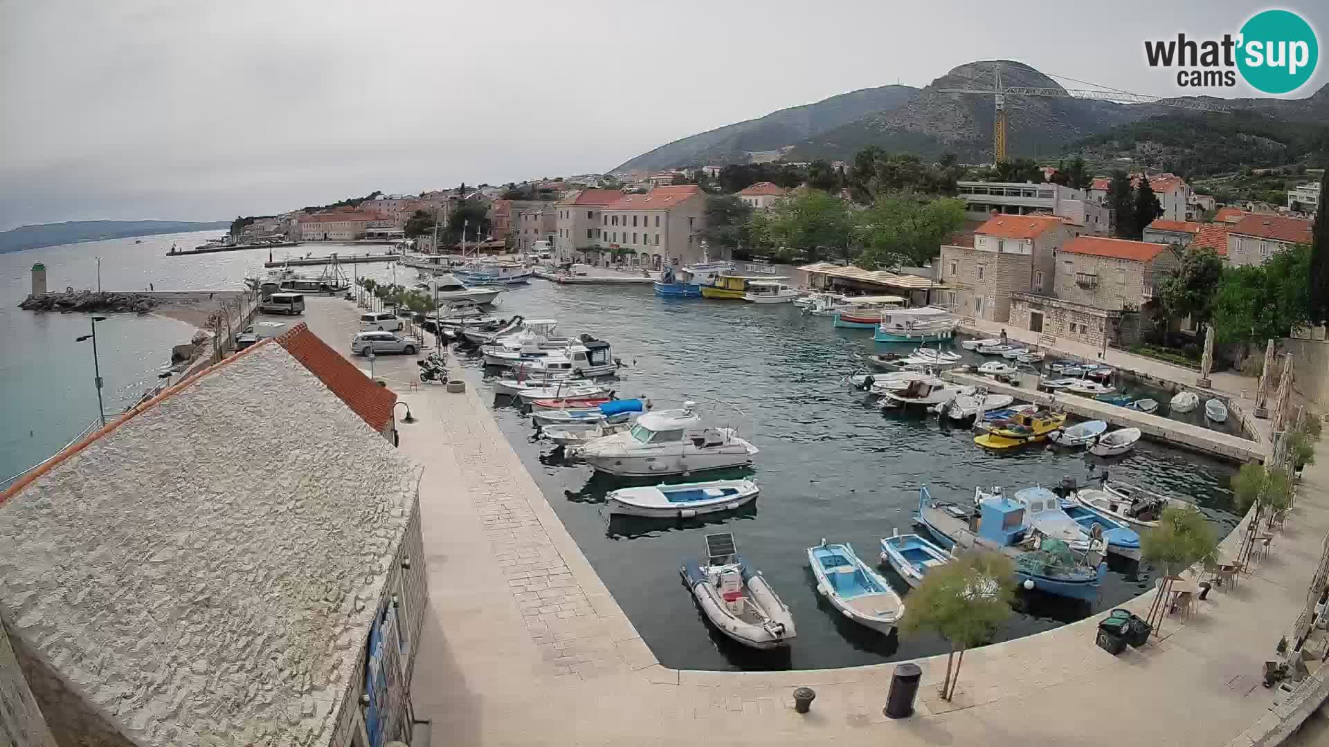 Web kamera Bol Riva – Pogled uživo na luku i marinu