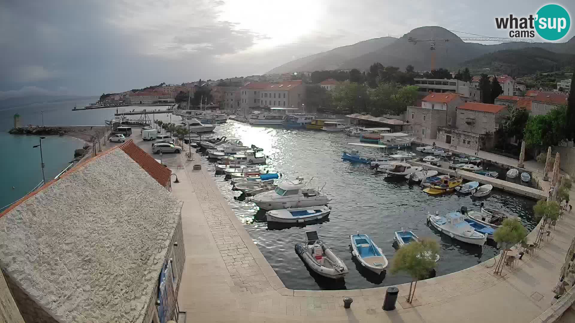 Web kamera Bol Riva – Pogled uživo na luku i marinu