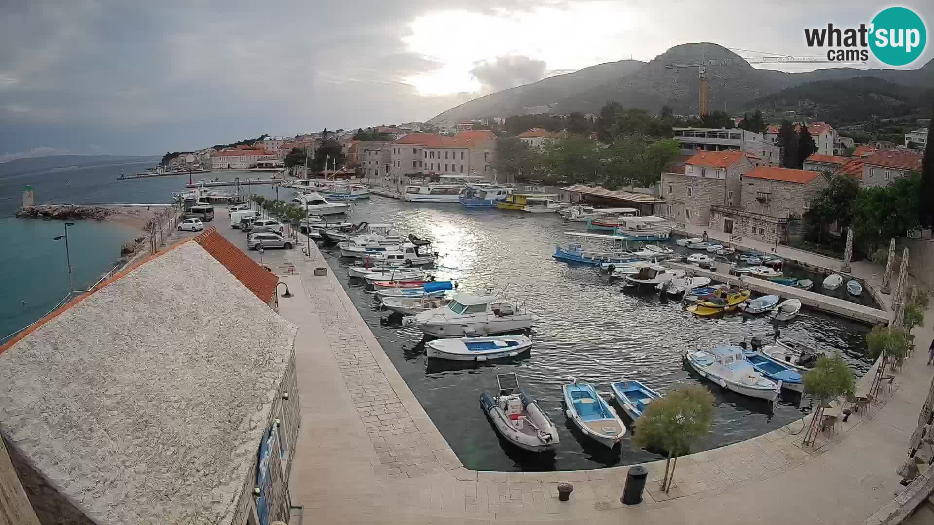 Webcam porto di Bol – Vista live sulla Riva e Marina