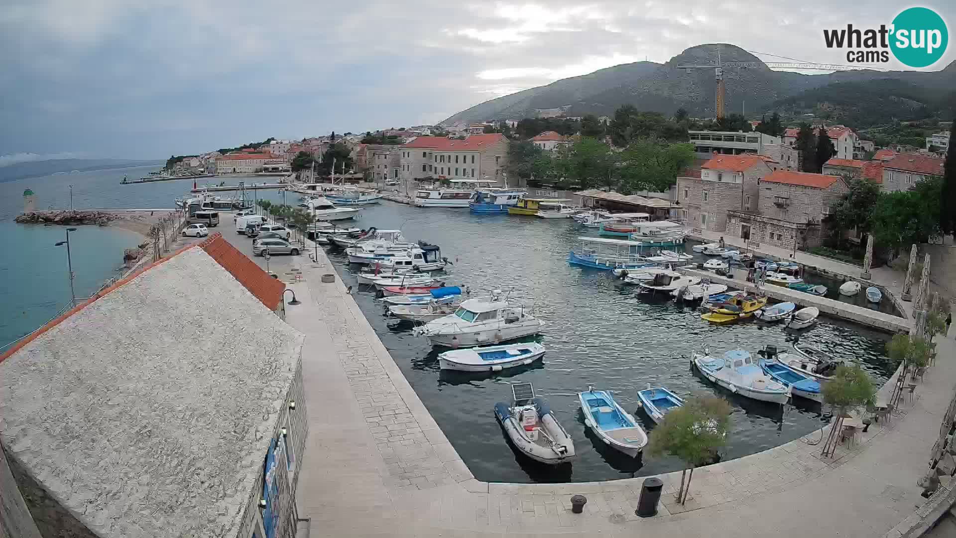 Spletna kamera Bol pristanišče – Pogled v živo na Rivo in marino