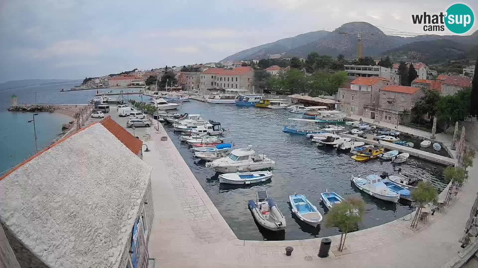 Web kamera Bol Riva – Pogled uživo na luku i marinu