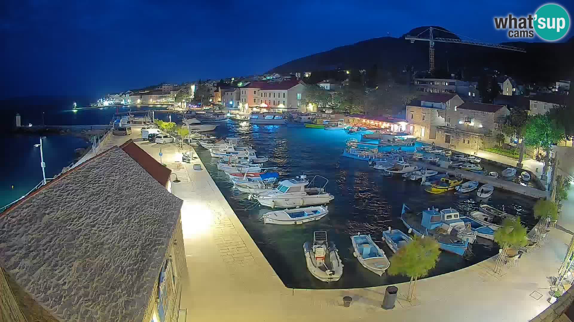 Spletna kamera Bol pristanišče – Pogled v živo na Rivo in marino
