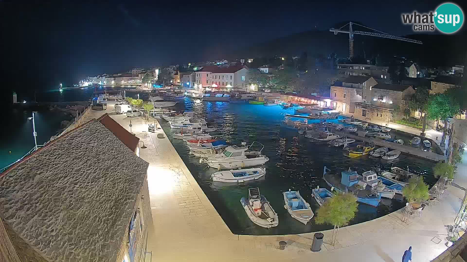 Spletna kamera Bol pristanišče – Pogled v živo na Rivo in marino