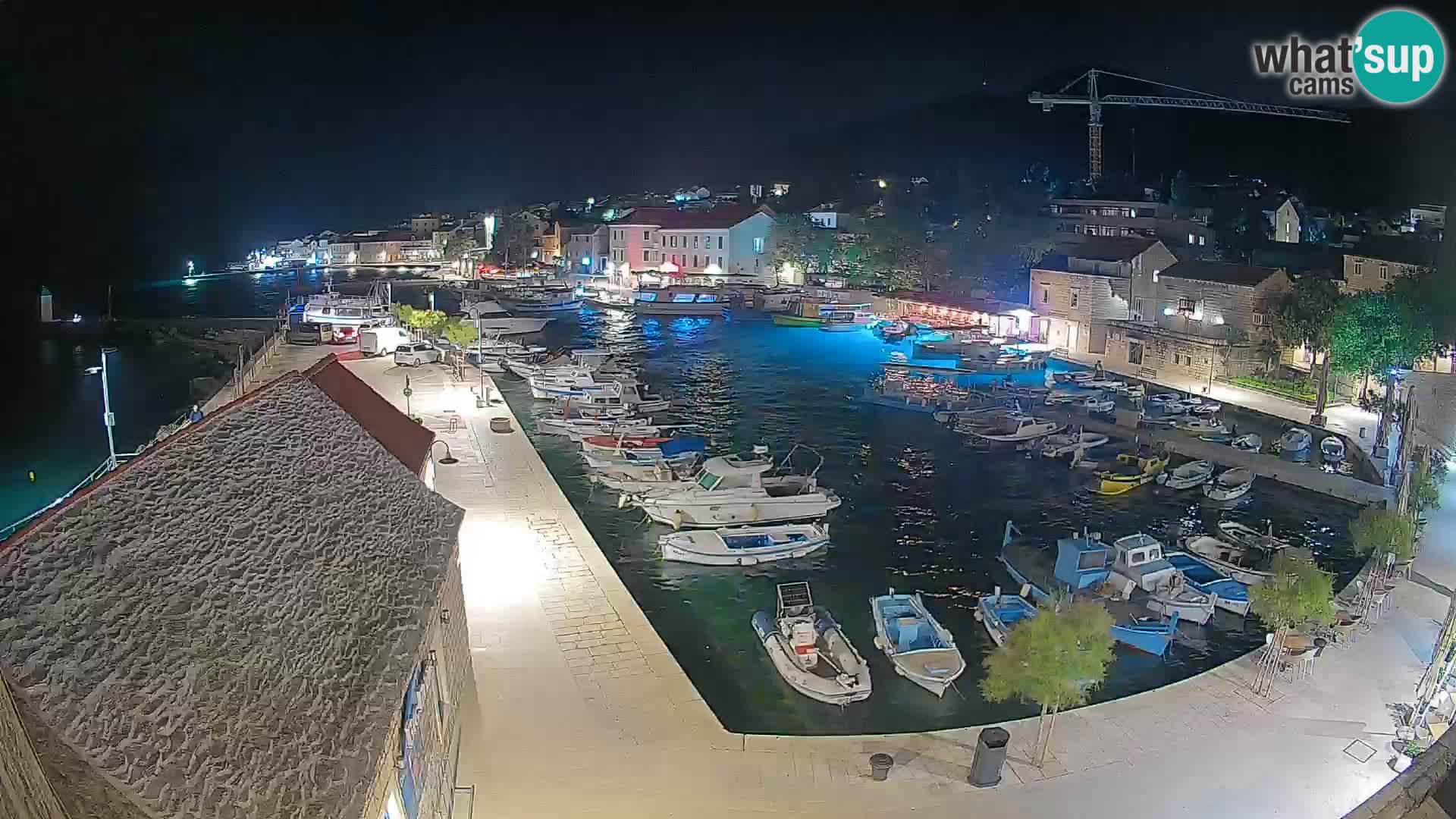 Spletna kamera Bol pristanišče – Pogled v živo na Rivo in marino