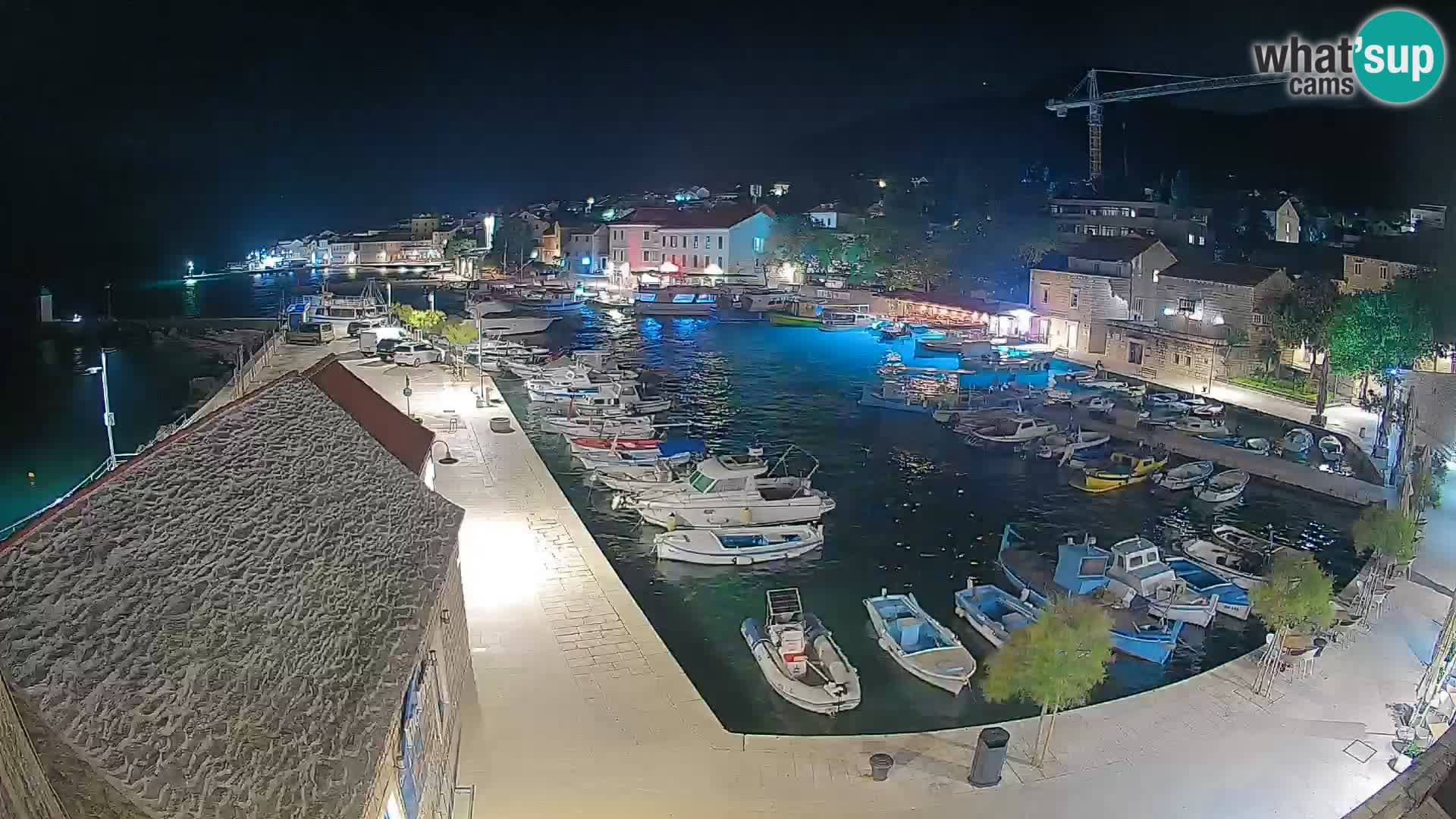 Spletna kamera Bol pristanišče – Pogled v živo na Rivo in marino
