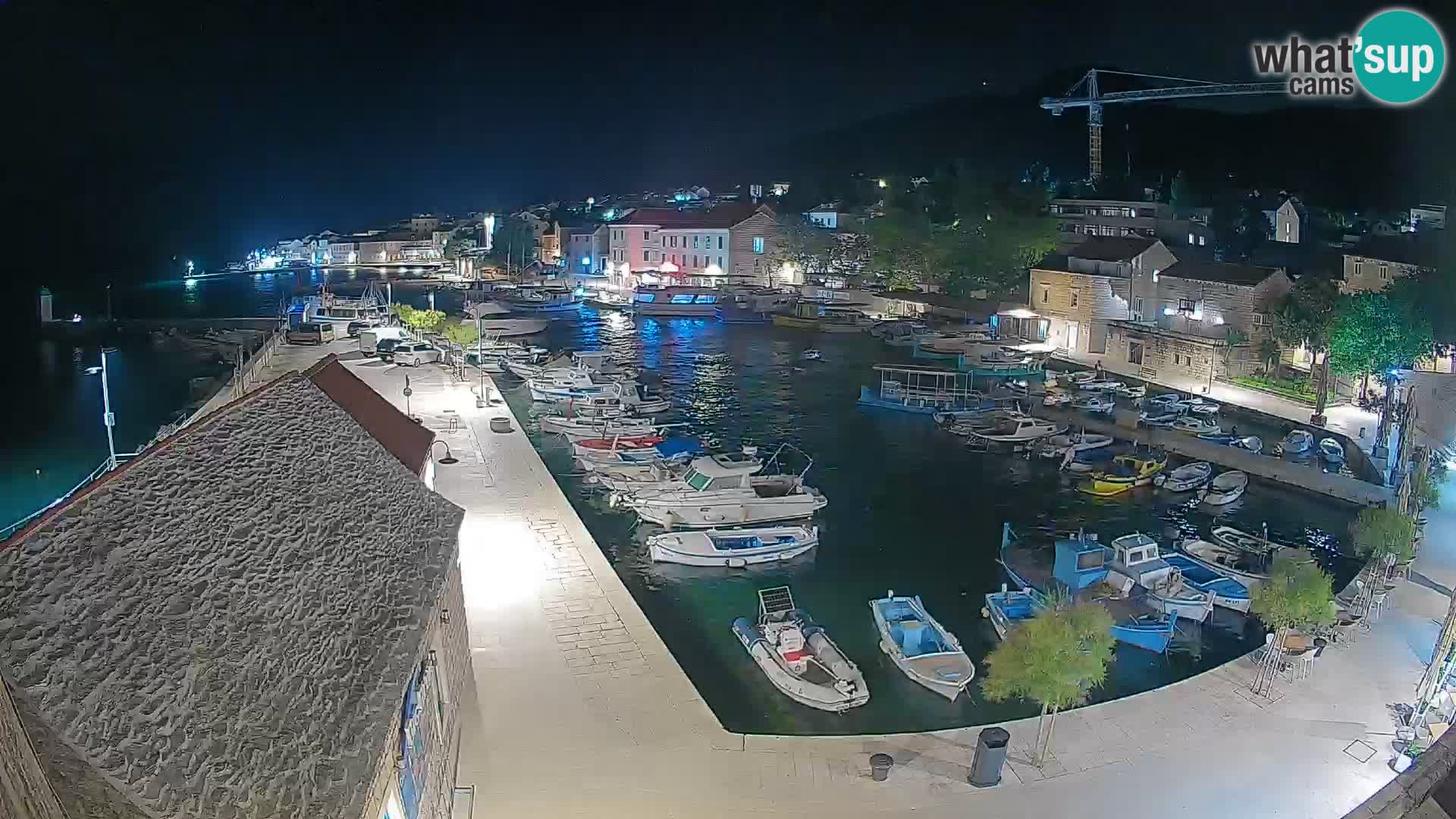 Spletna kamera Bol pristanišče – Pogled v živo na Rivo in marino