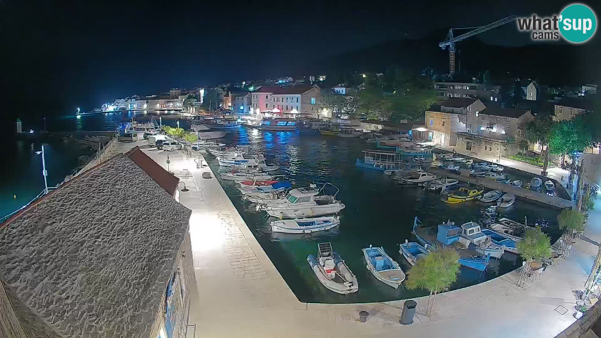 Spletna kamera Bol pristanišče – Pogled v živo na Rivo in marino
