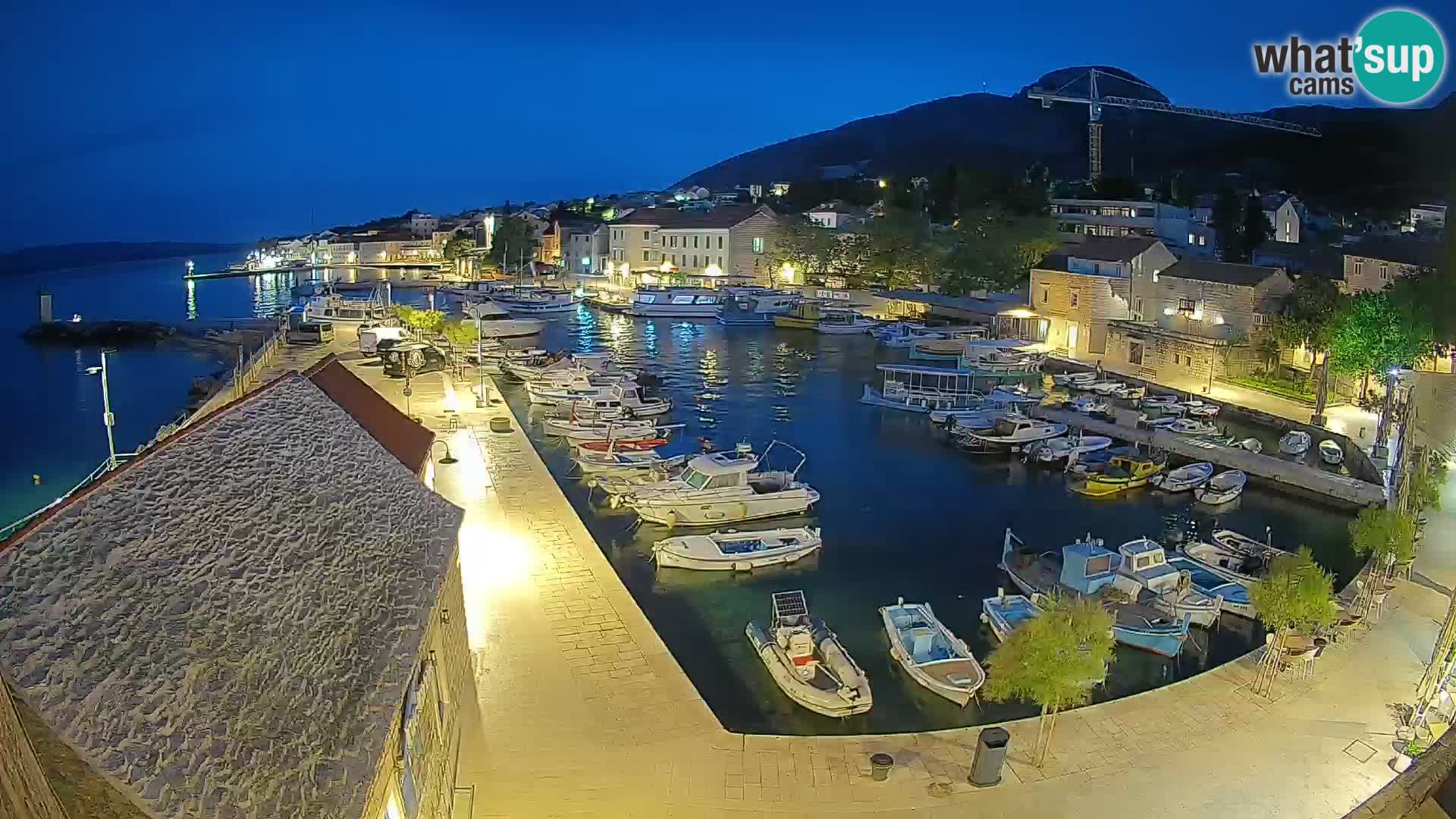Spletna kamera Bol pristanišče – Pogled v živo na Rivo in marino