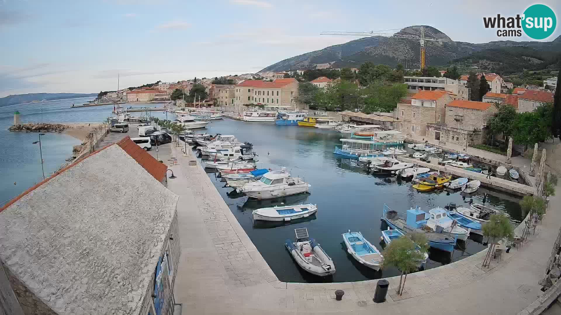 Spletna kamera Bol pristanišče – Pogled v živo na Rivo in marino